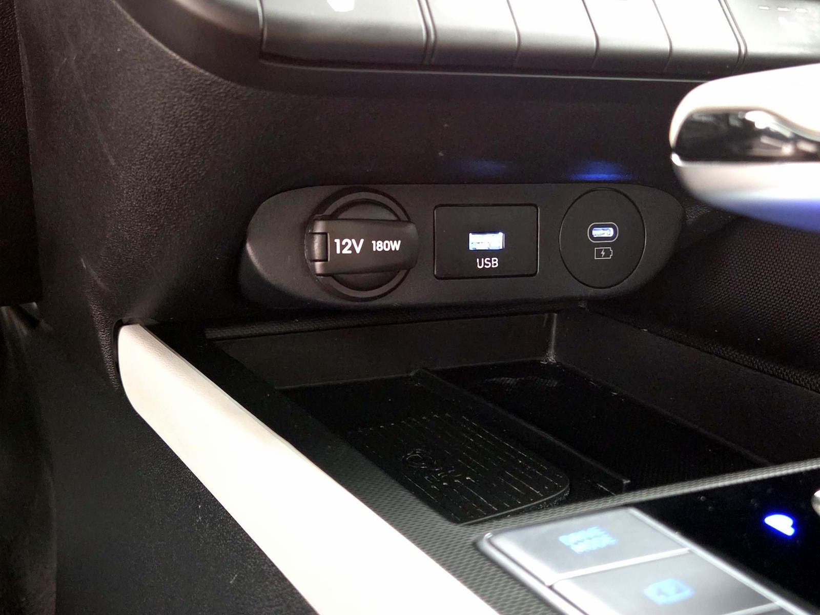 2025 Hyundai Elantra Limited - Photo 20