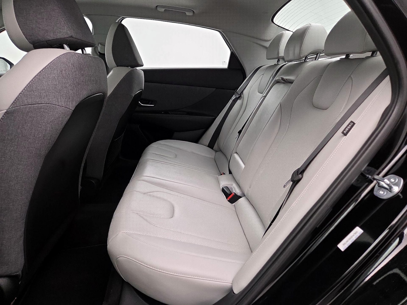 2025 Hyundai Elantra Limited - Photo 22