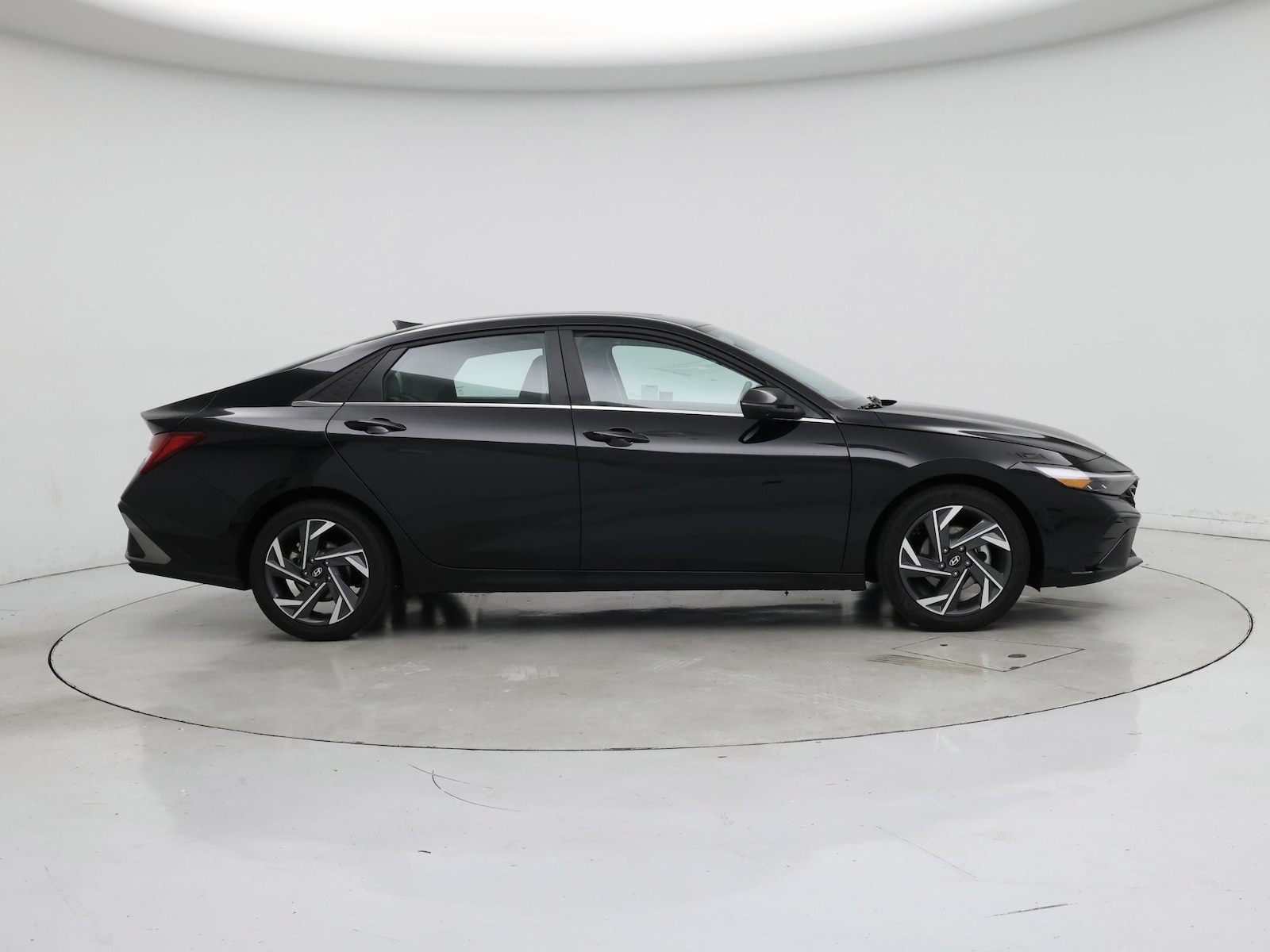 2025 Hyundai Elantra Limited - Photo 8