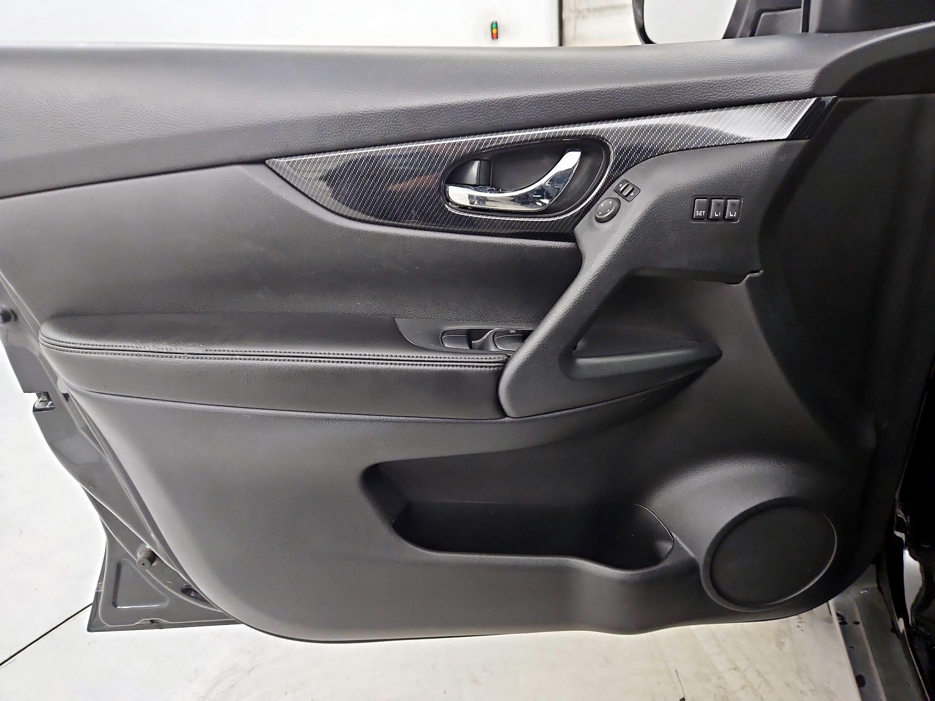 Thumbnail: 2017 Nissan Rogue - 12