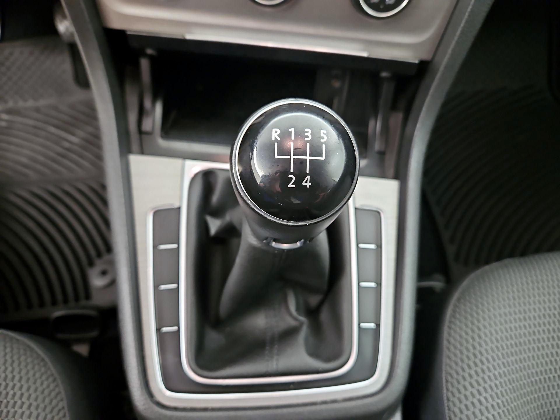 Thumbnail: 2016 Volkswagen Golf - 17