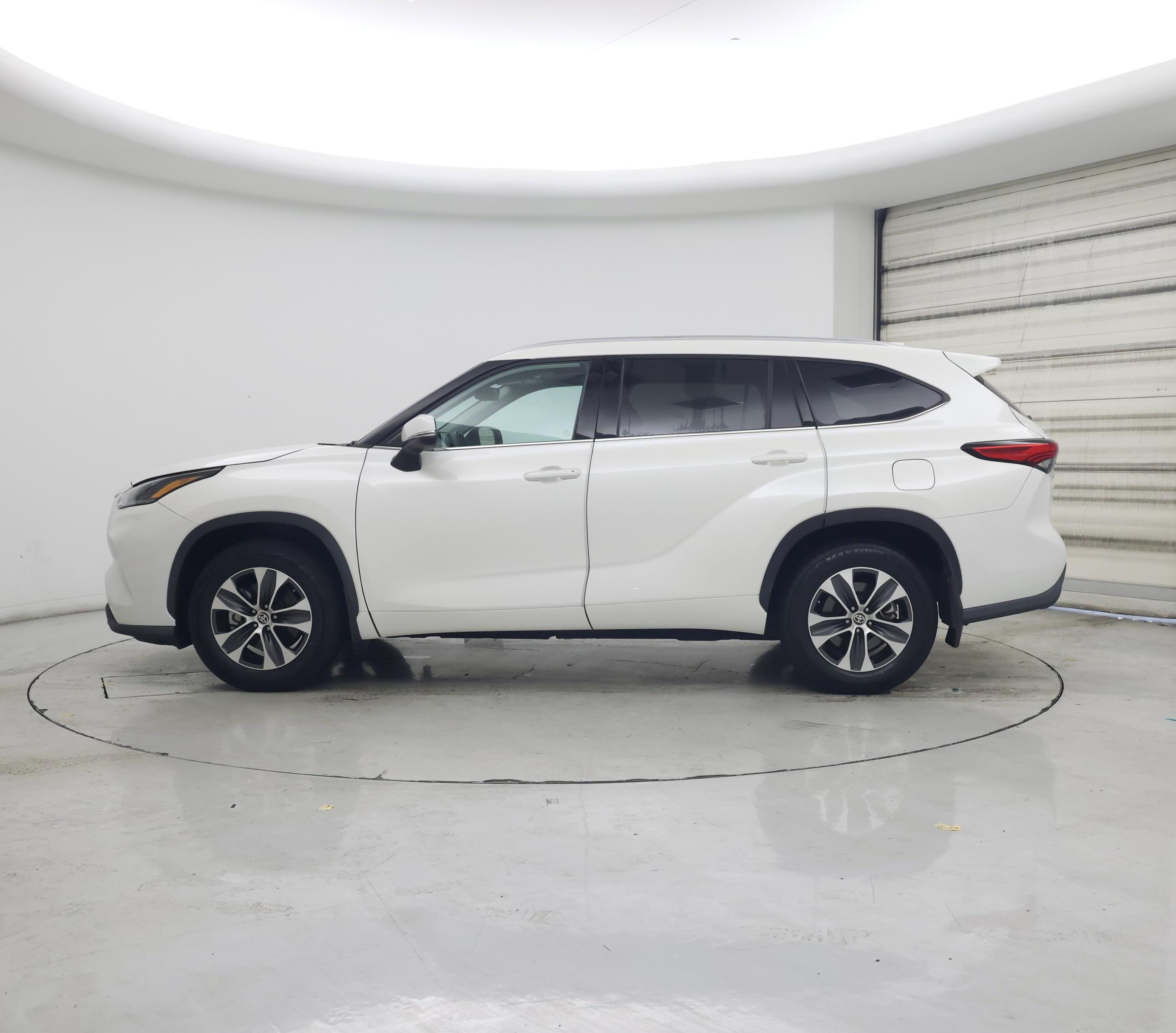 Thumbnail: 2021 Toyota Highlander - 3