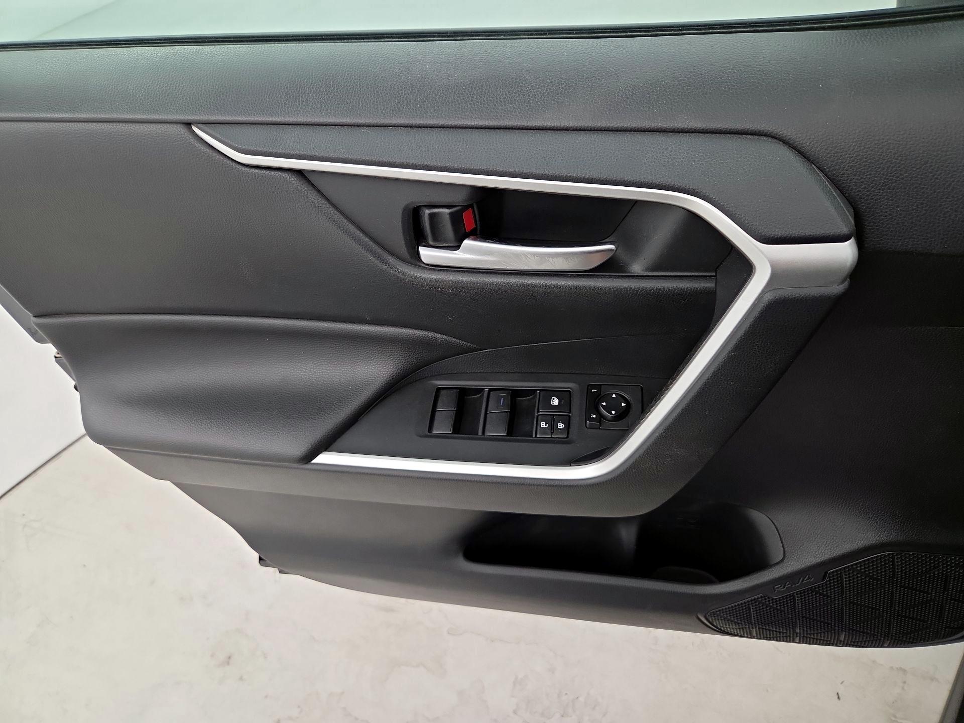 Thumbnail: 2019 Toyota RAV4 - 12