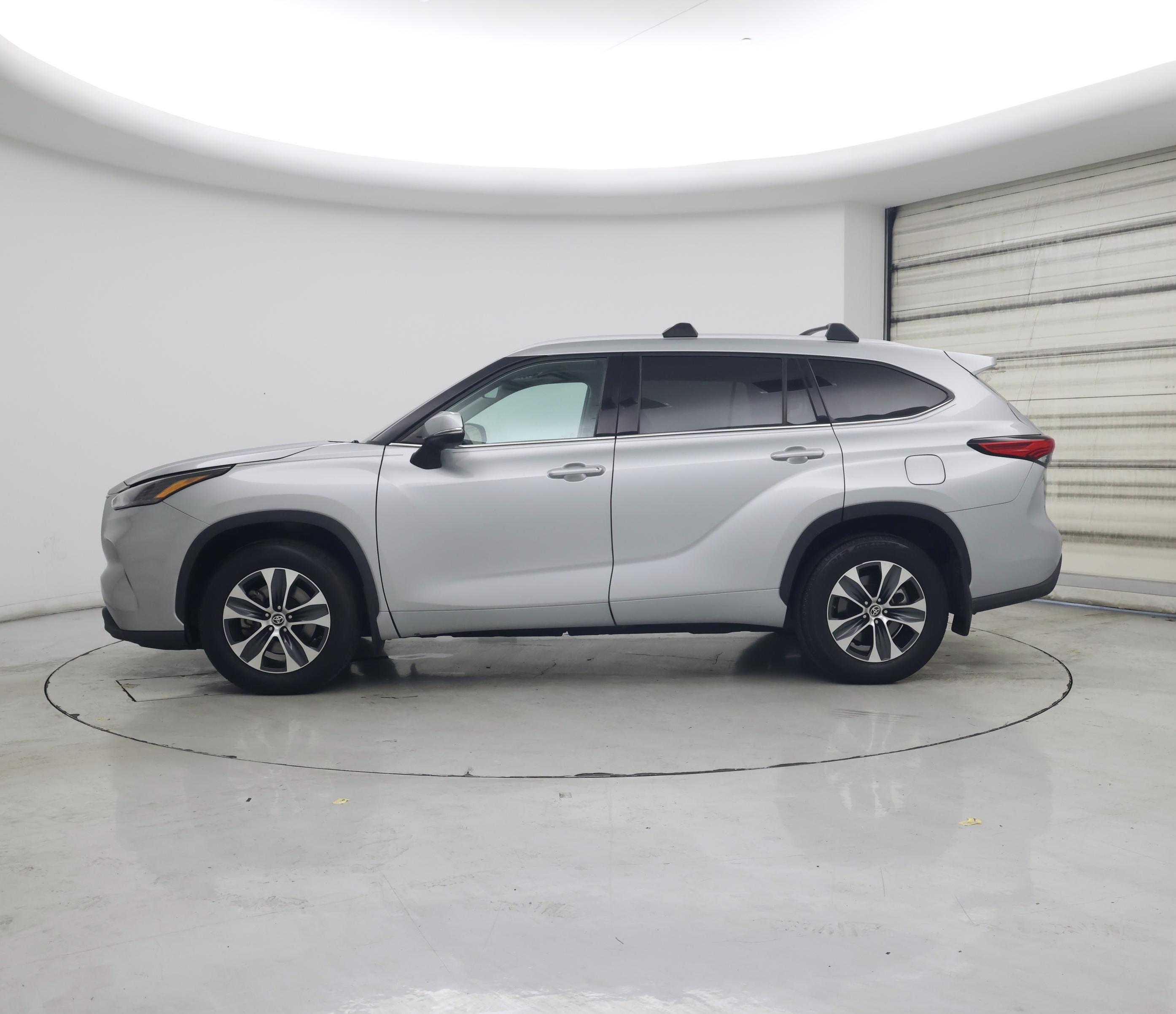 Thumbnail: 2022 Toyota Highlander - 3