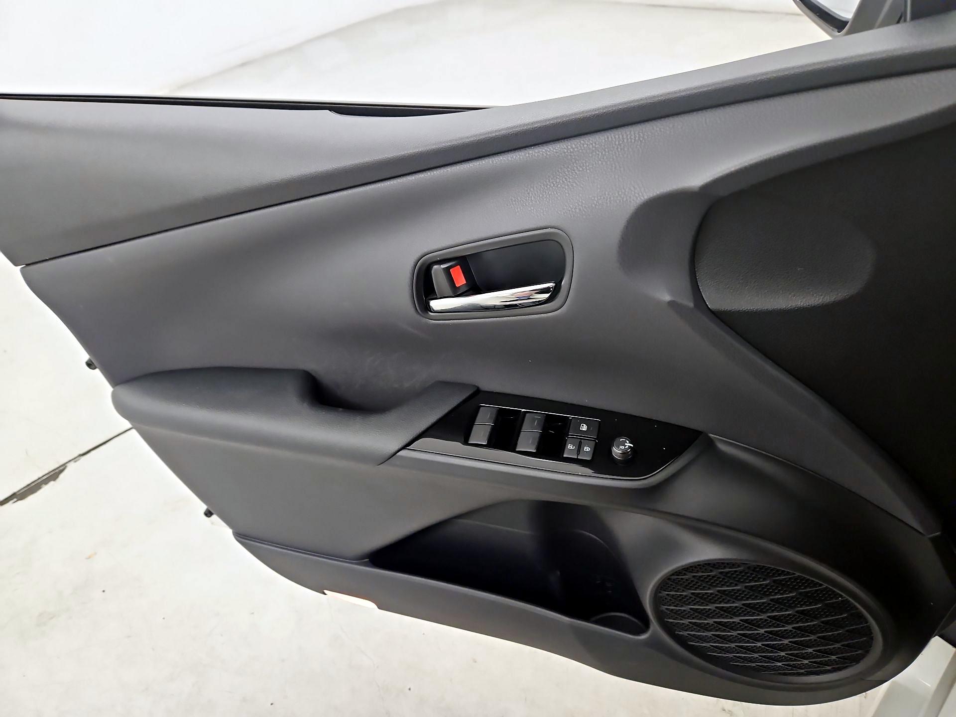 Thumbnail: 2019 Toyota Prius - 12