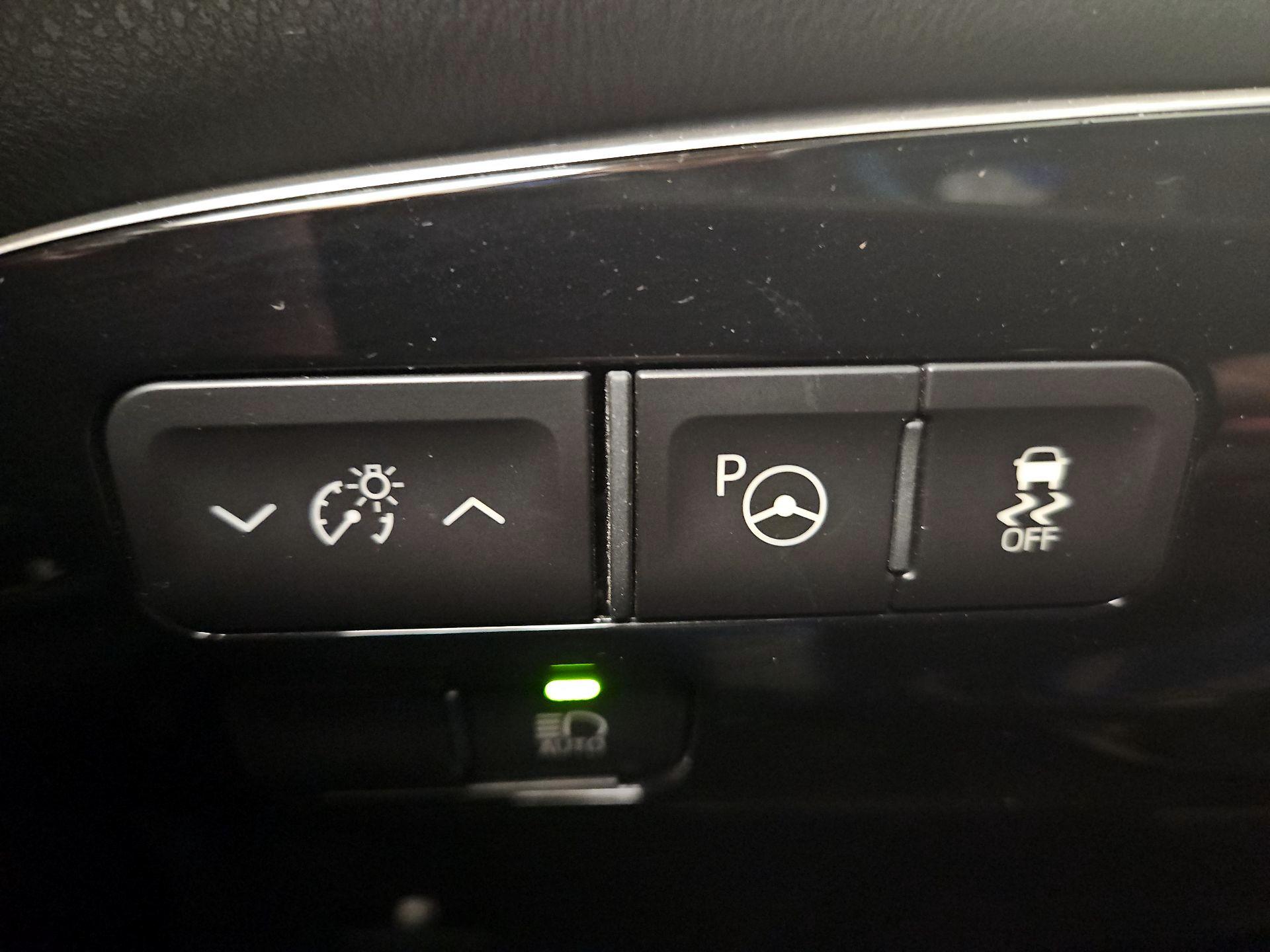 Thumbnail: 2019 Toyota Prius - 13