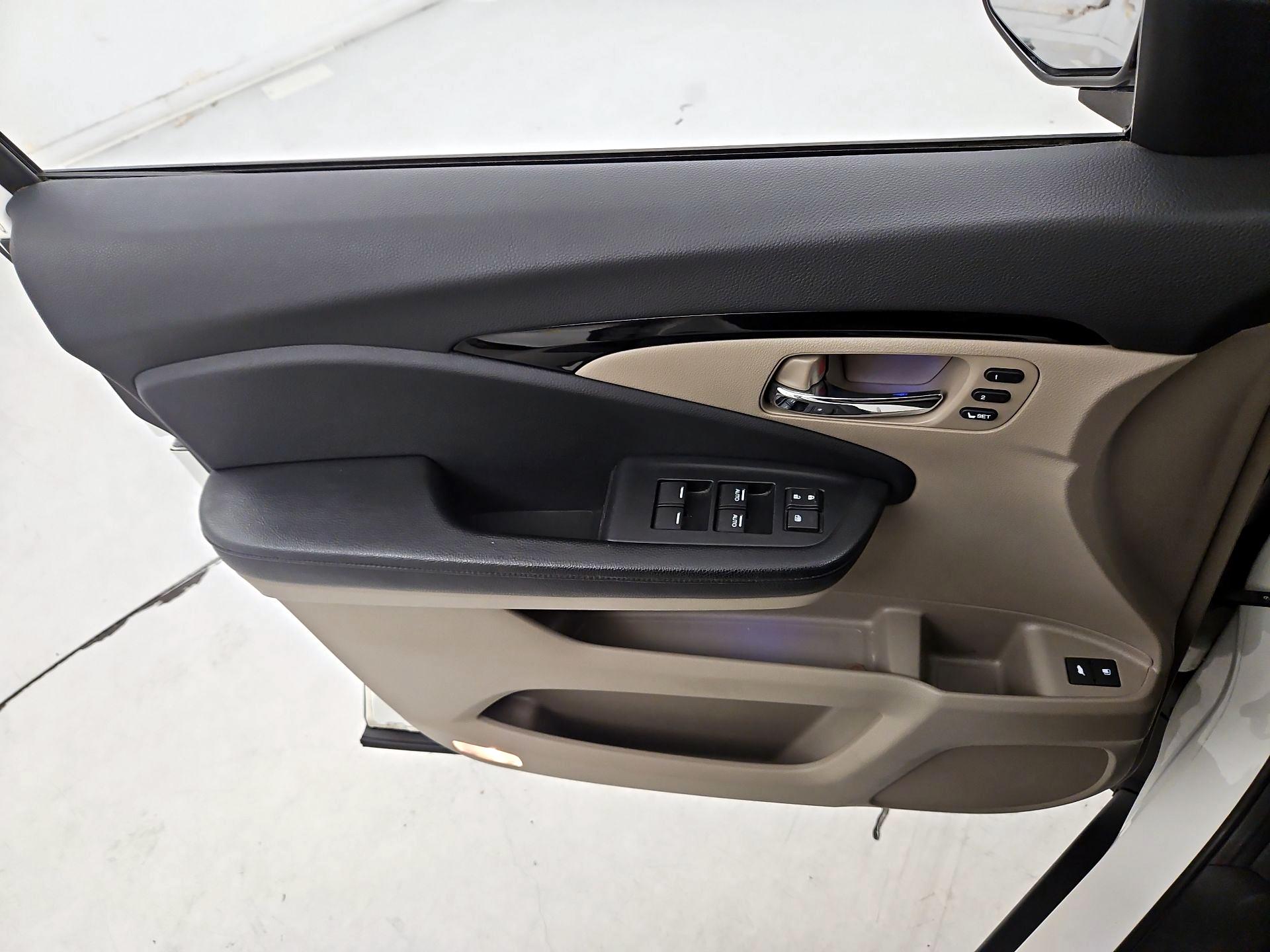 Thumbnail: 2017 Honda Pilot - 12