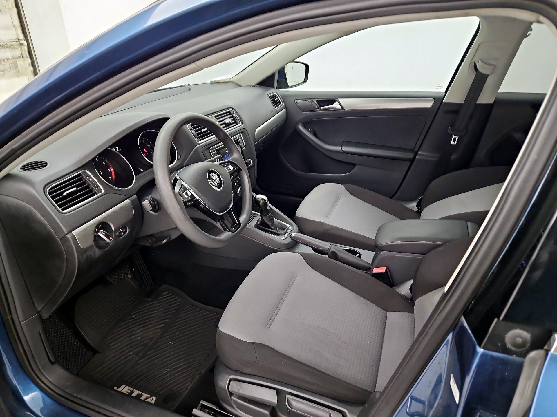 Thumbnail: 2017 Volkswagen Jetta - 11