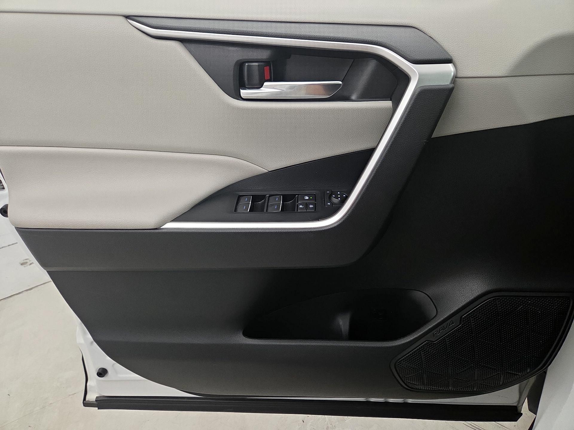 Thumbnail: 2022 Toyota RAV4 - 12