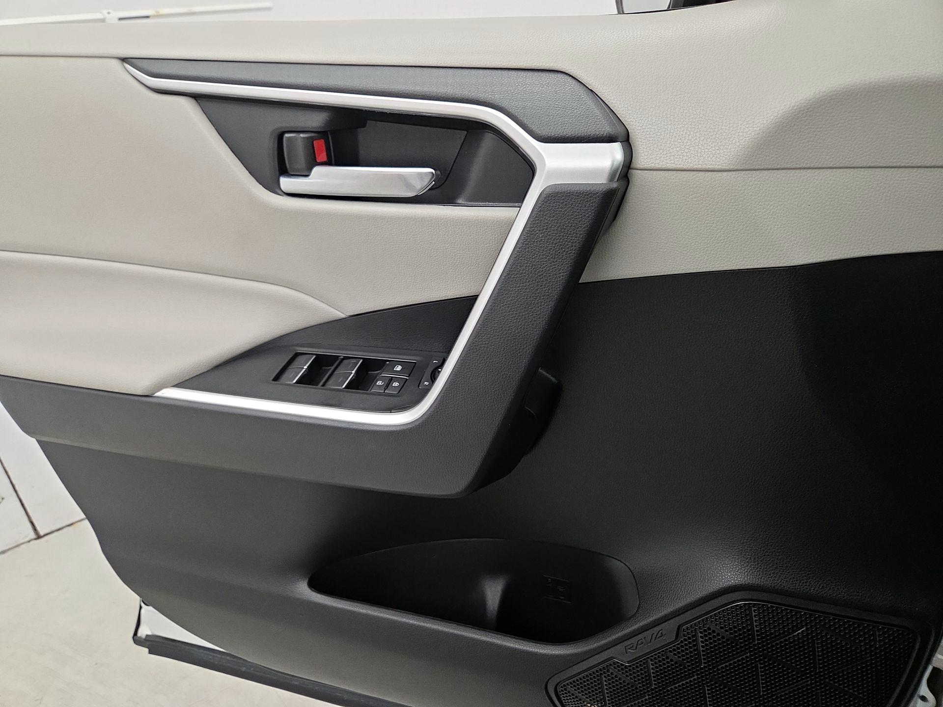 Thumbnail: 2022 Toyota RAV4 - 12