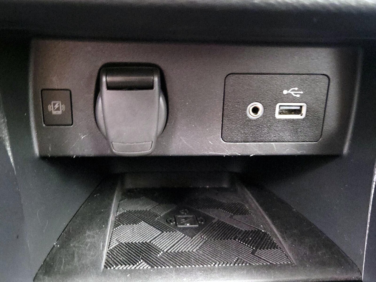 2025 Nissan Versa Sedan SV - Photo 18