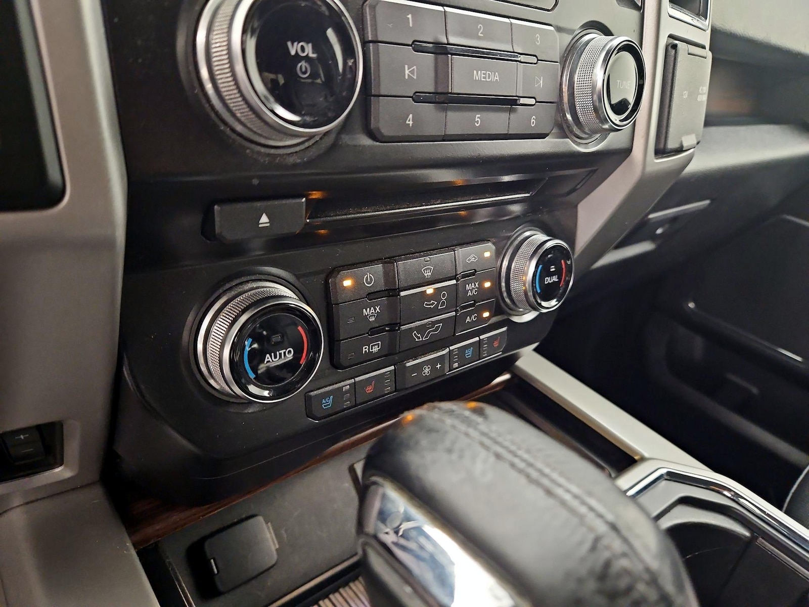 2015 Ford F-150 Lariat - Photo 17