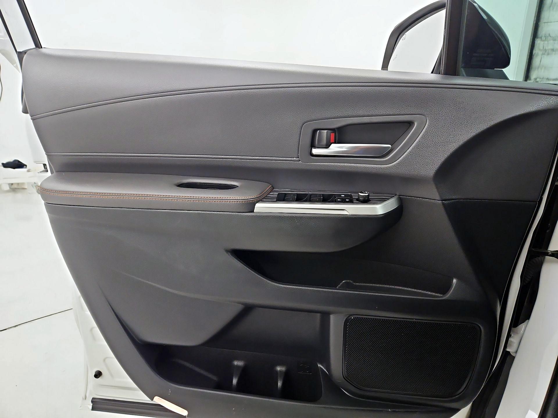 Thumbnail: 2021 Toyota Sienna - 12