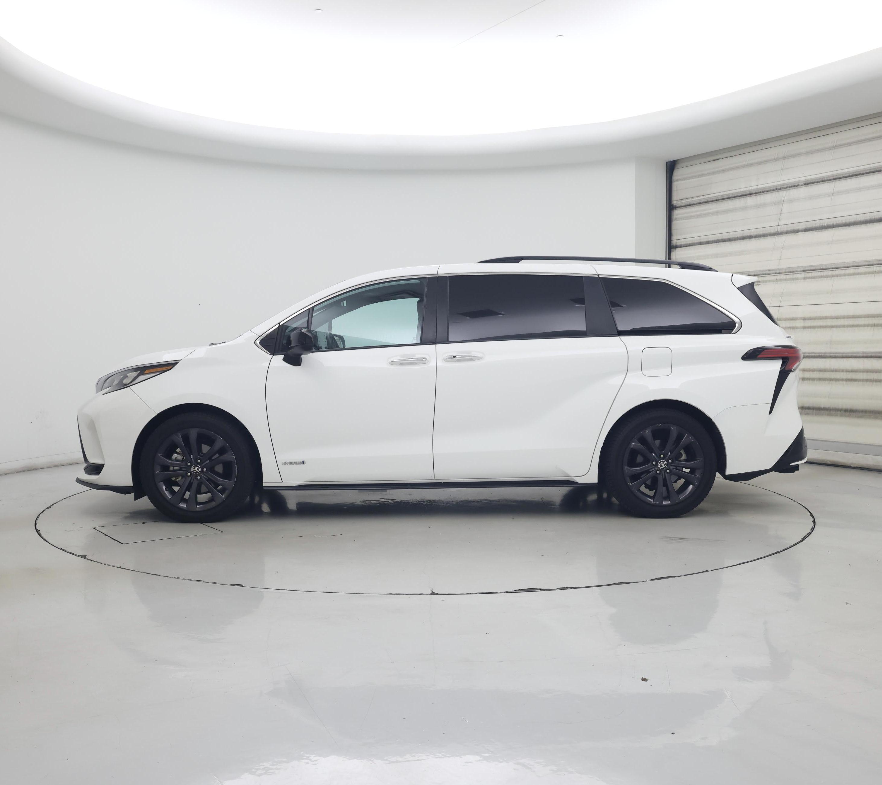 Thumbnail: 2021 Toyota Sienna - 3