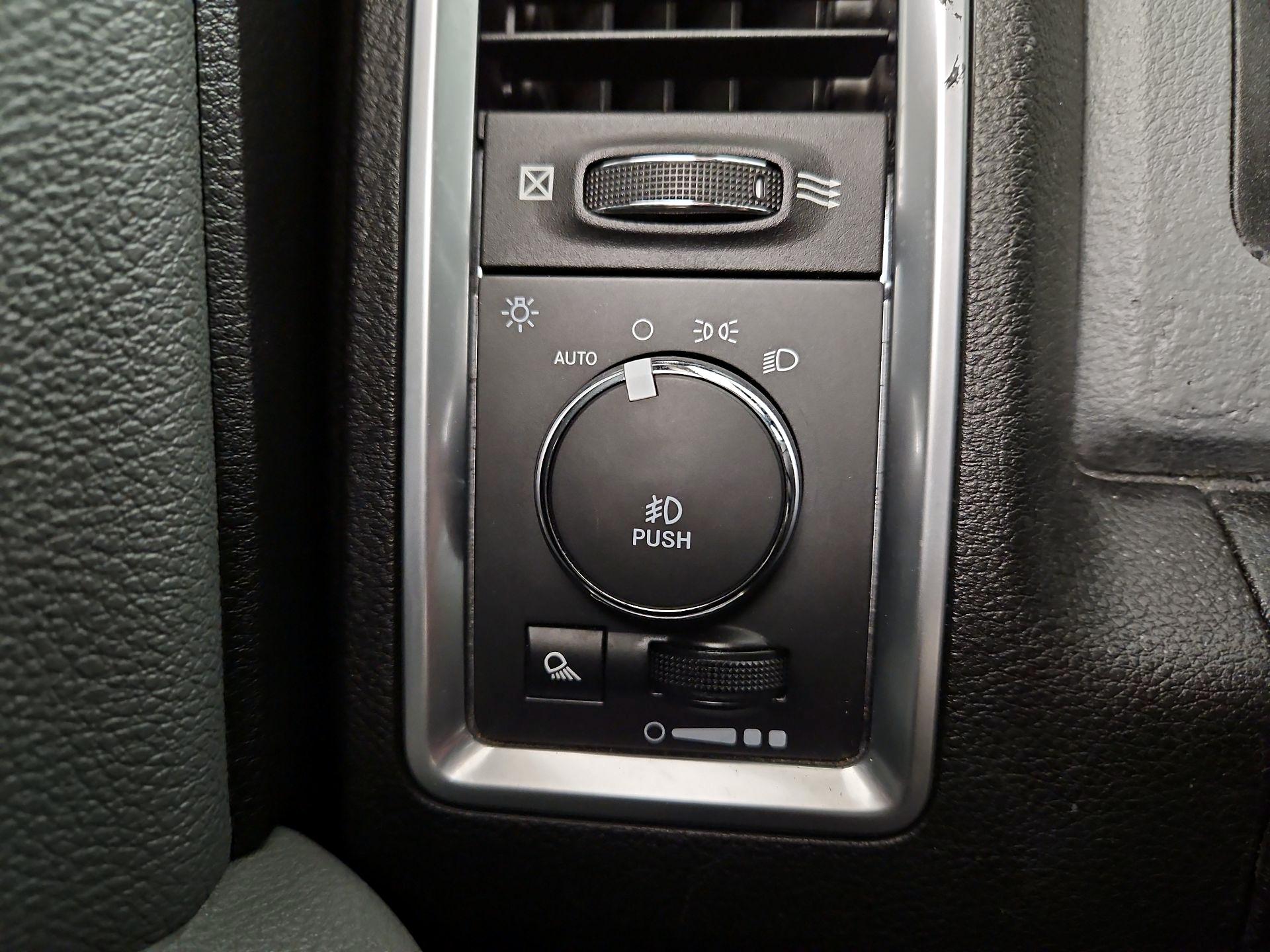 Thumbnail: 2019 RAM 1500 Classic - 13