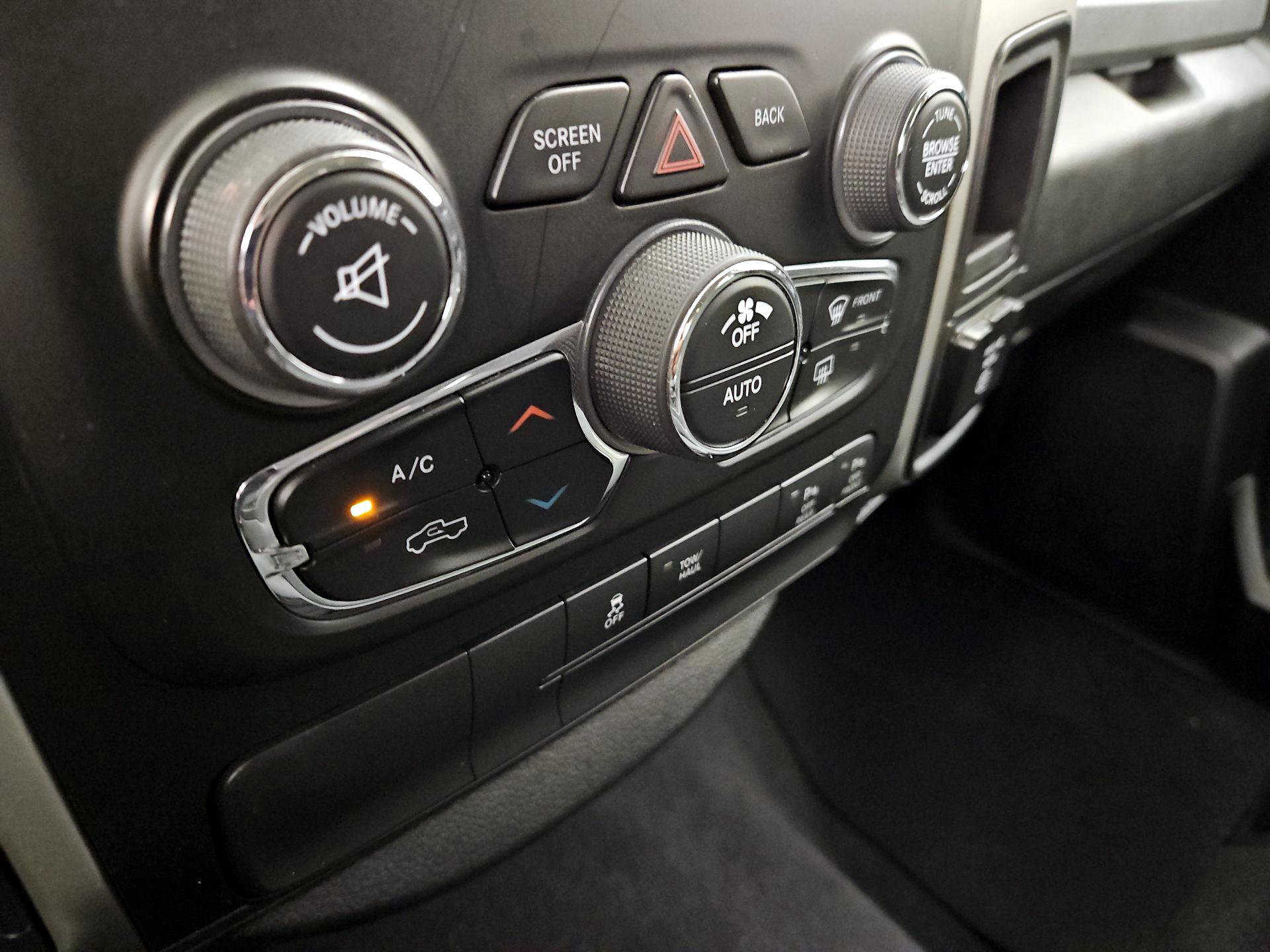 Thumbnail: 2019 RAM 1500 Classic - 16