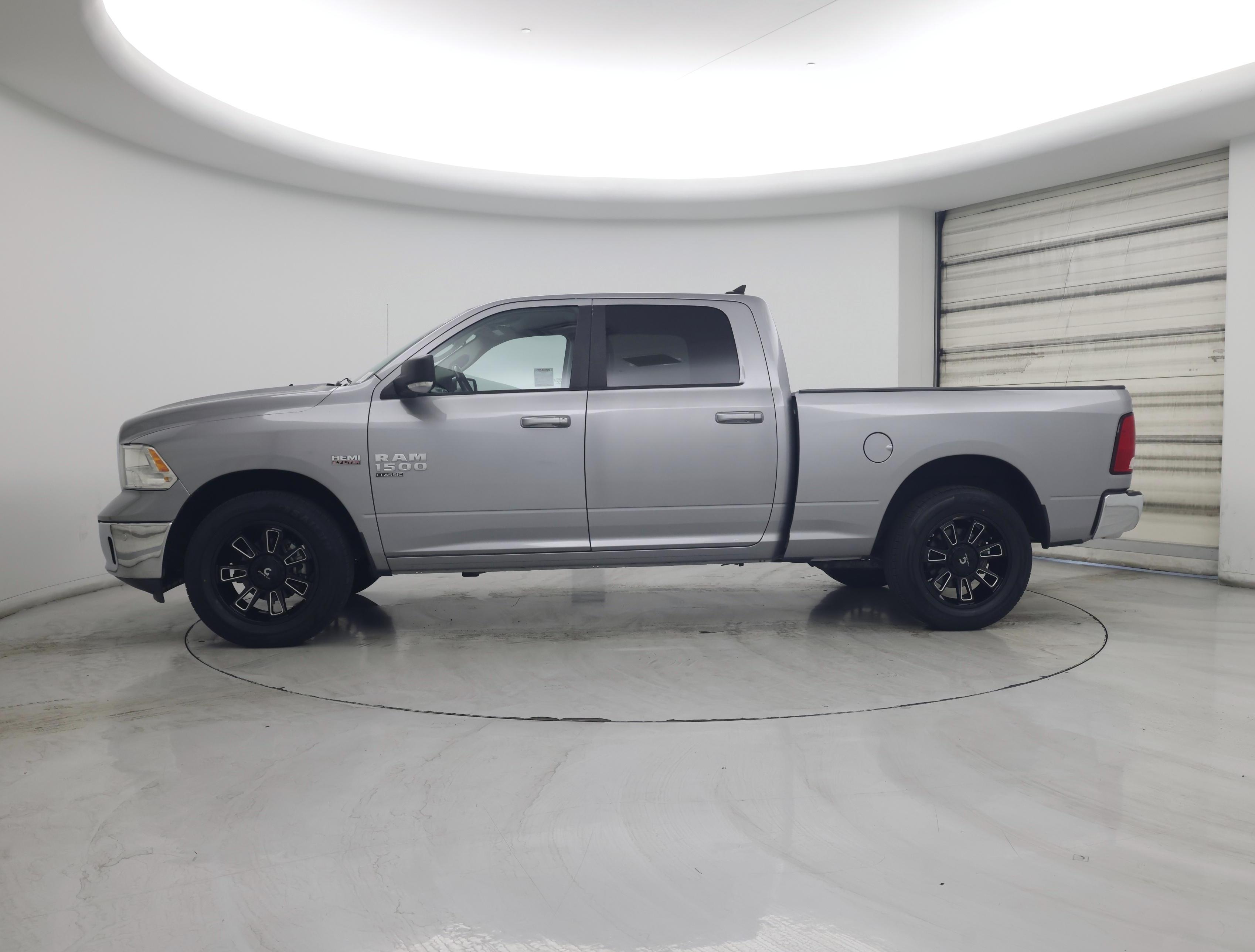 Thumbnail: 2019 RAM 1500 Classic - 3