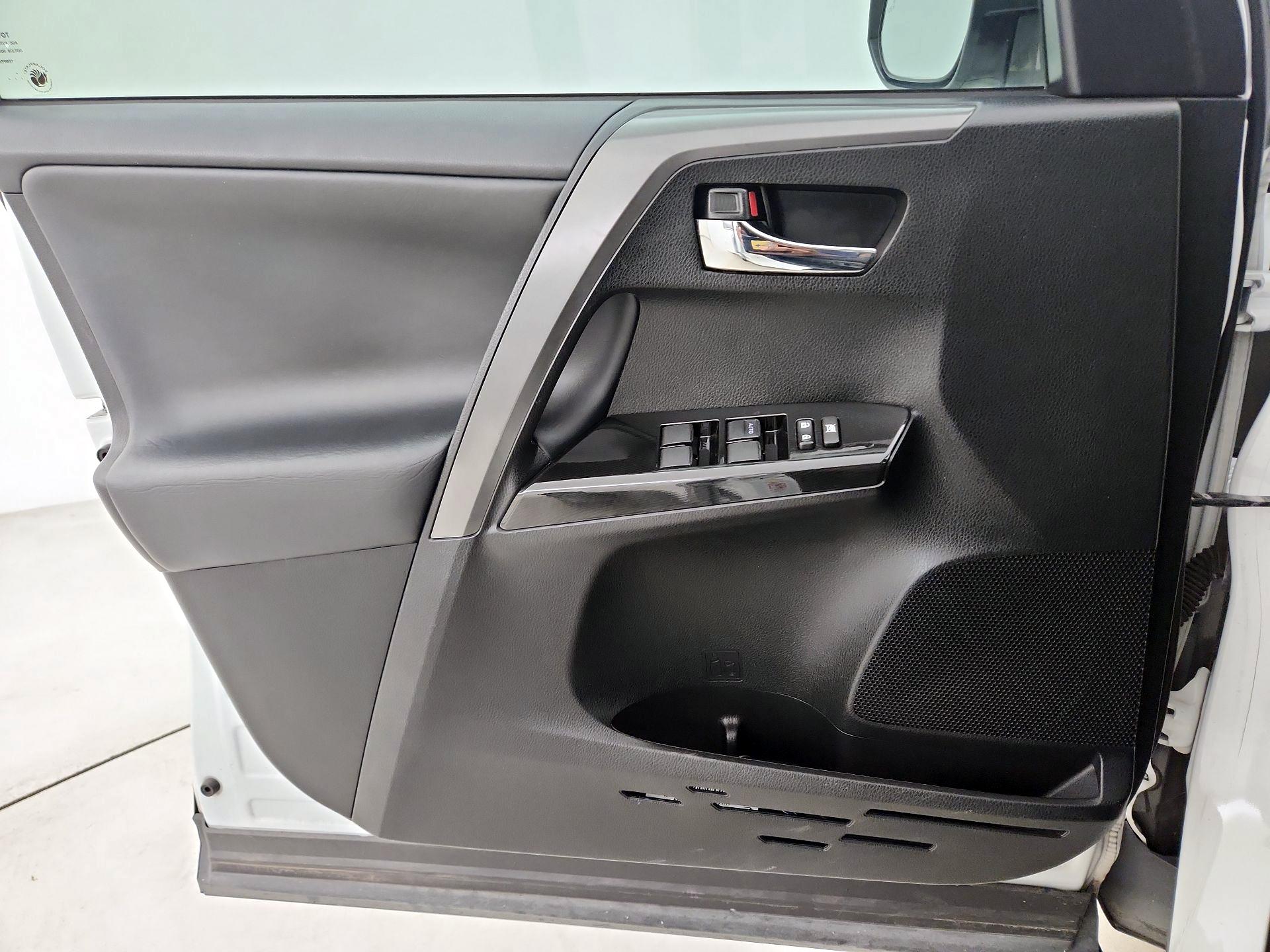 Thumbnail: 2018 Toyota RAV4 - 12