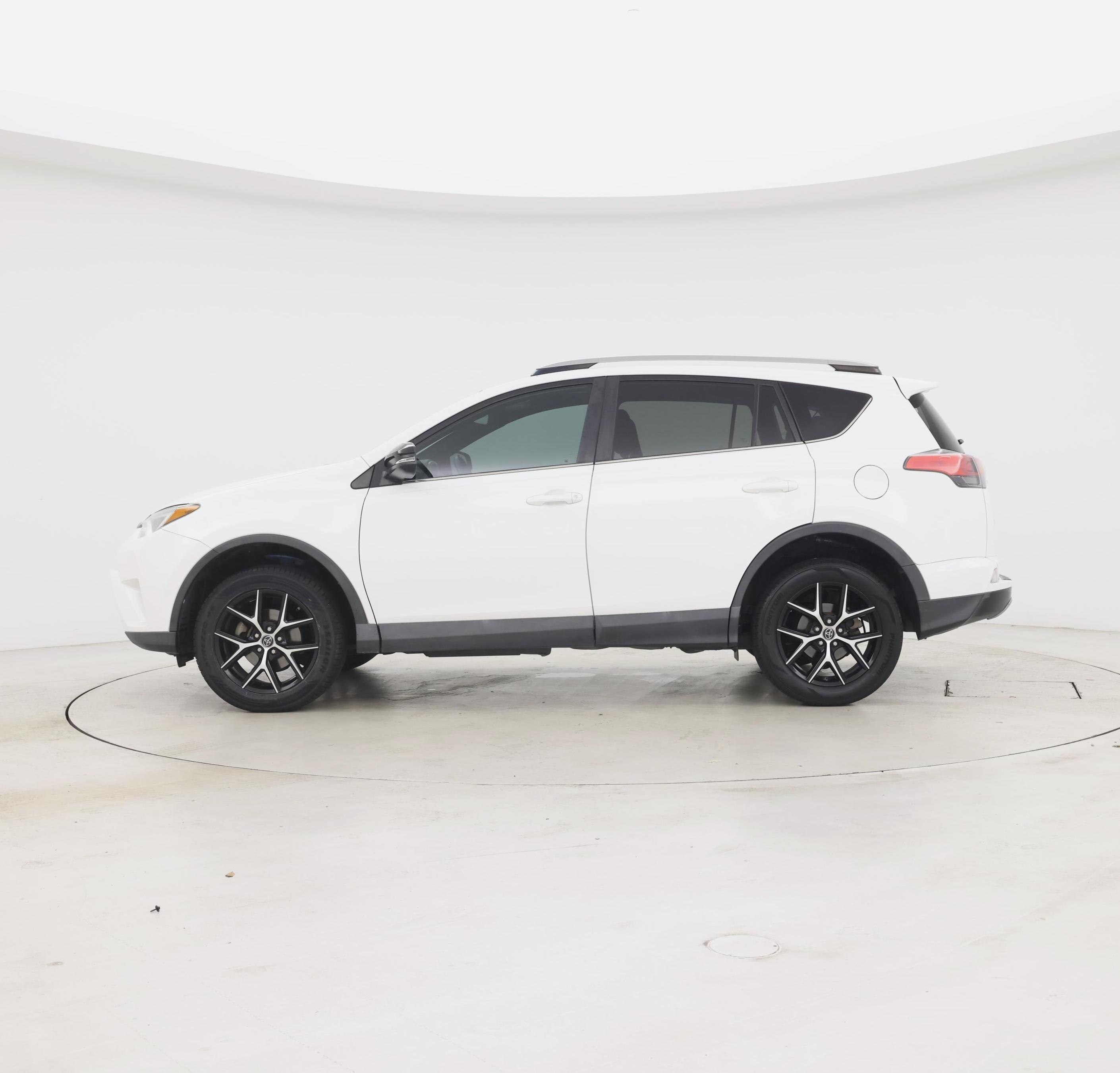 Thumbnail: 2018 Toyota RAV4 - 3