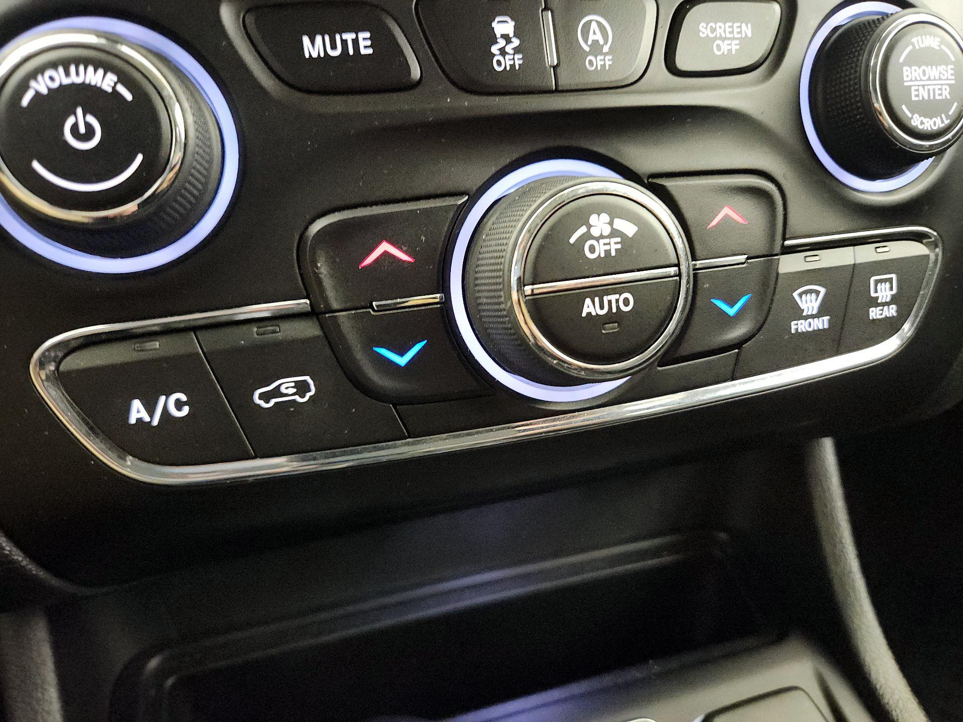 Thumbnail: 2019 Jeep Cherokee - 14
