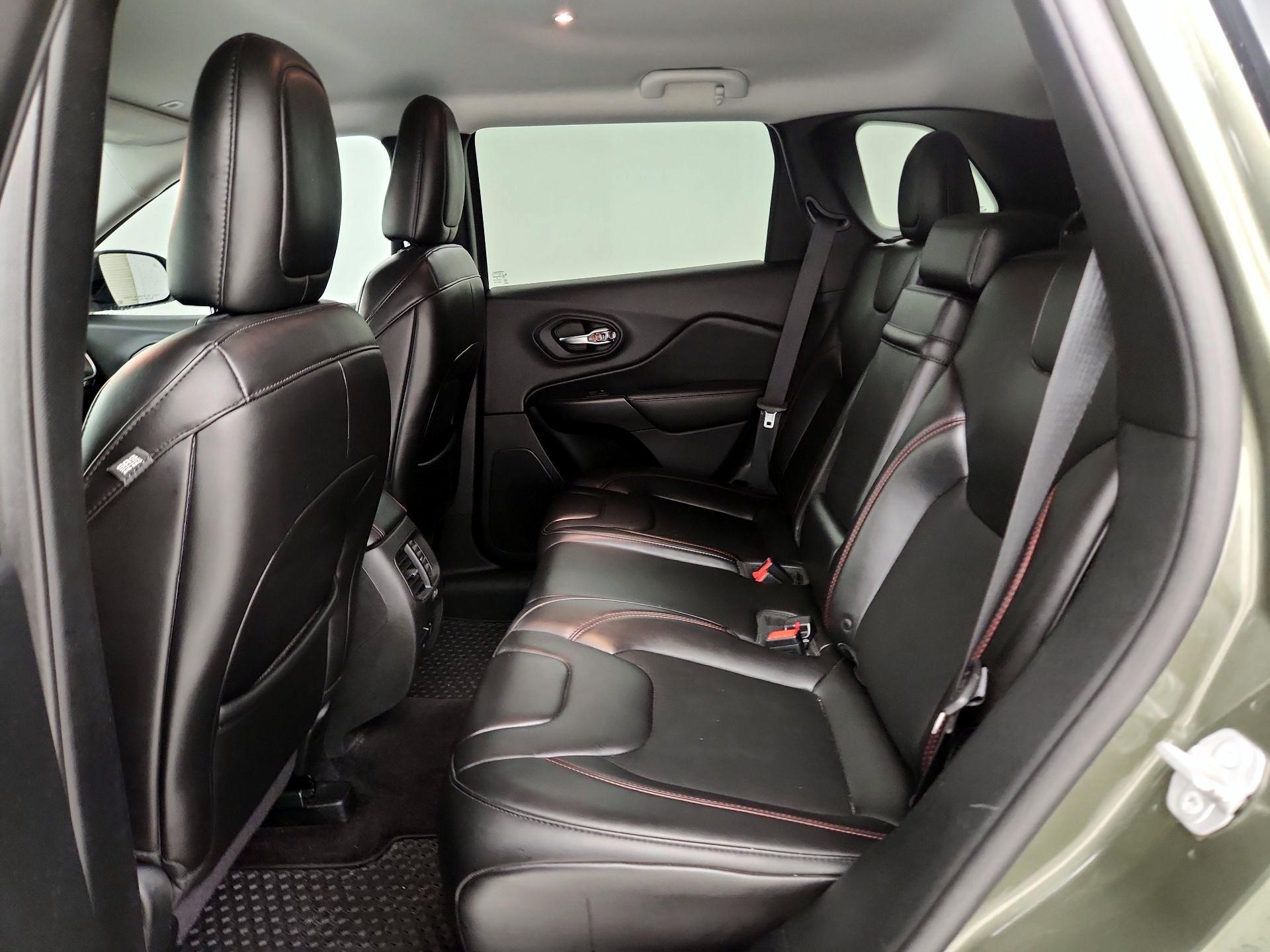 Thumbnail: 2019 Jeep Cherokee - 17