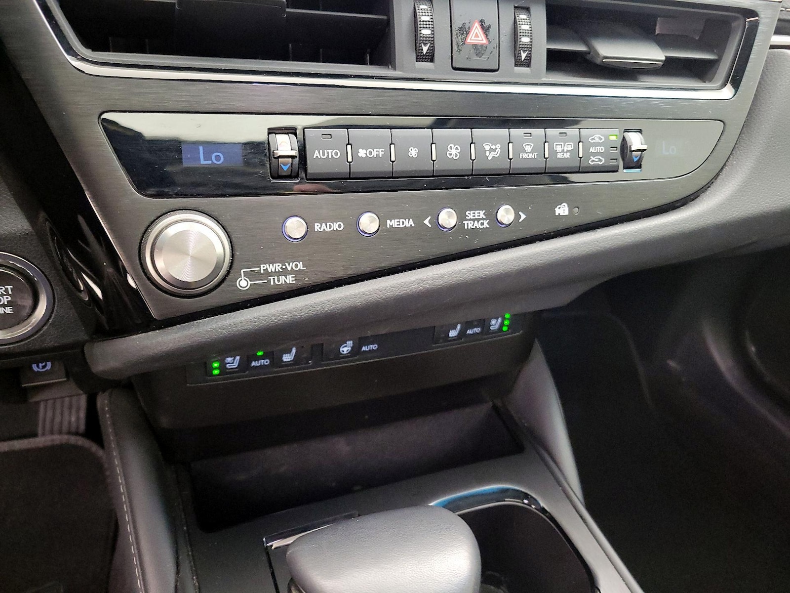 2024 Lexus ES 350 - Photo 17