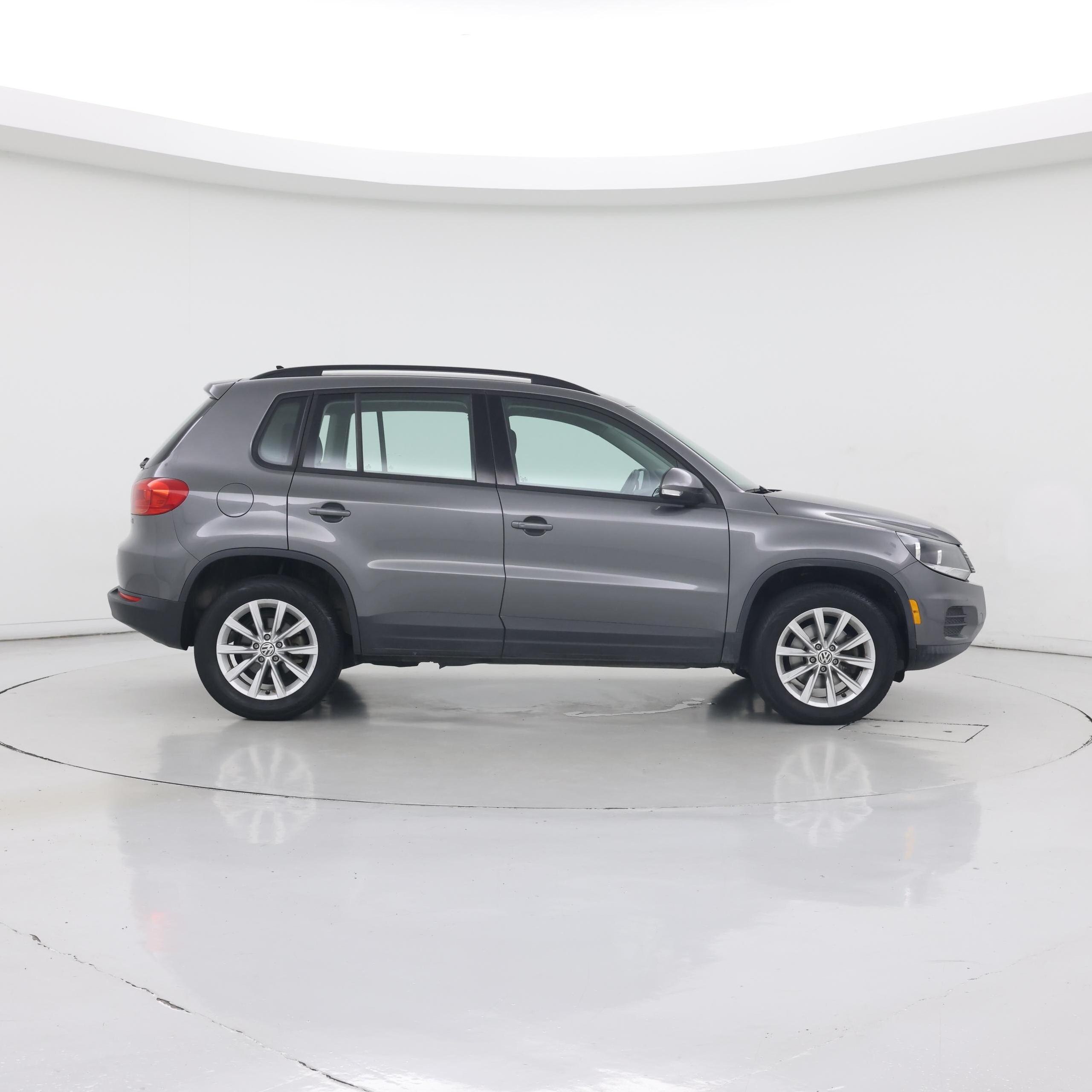 Thumbnail: 2017 Volkswagen Tiguan - 7