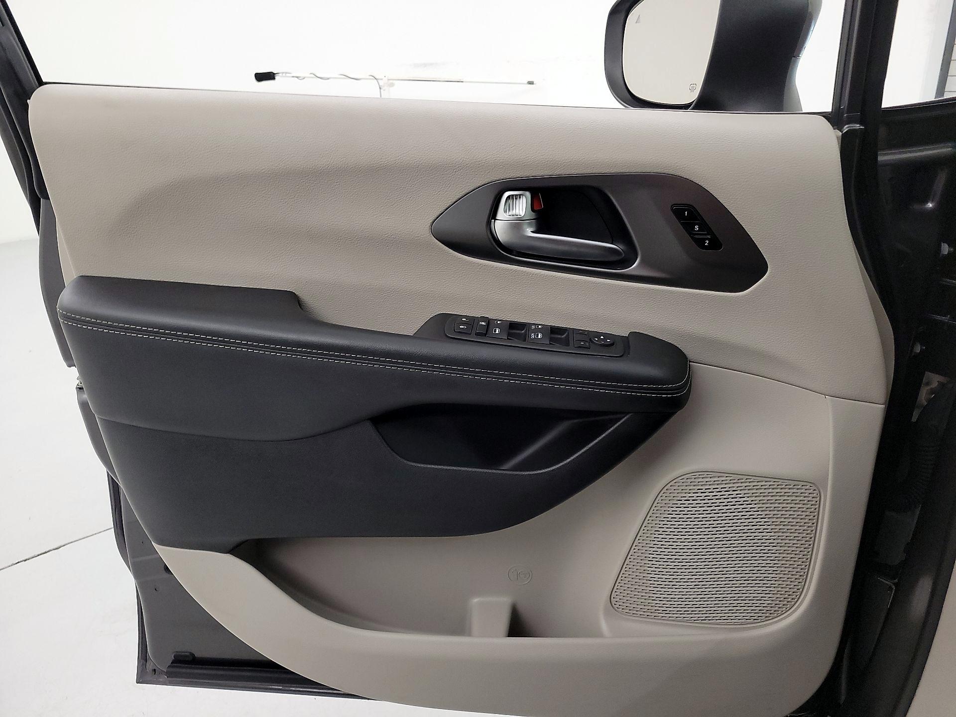 Thumbnail: 2023 Chrysler Pacifica - 12