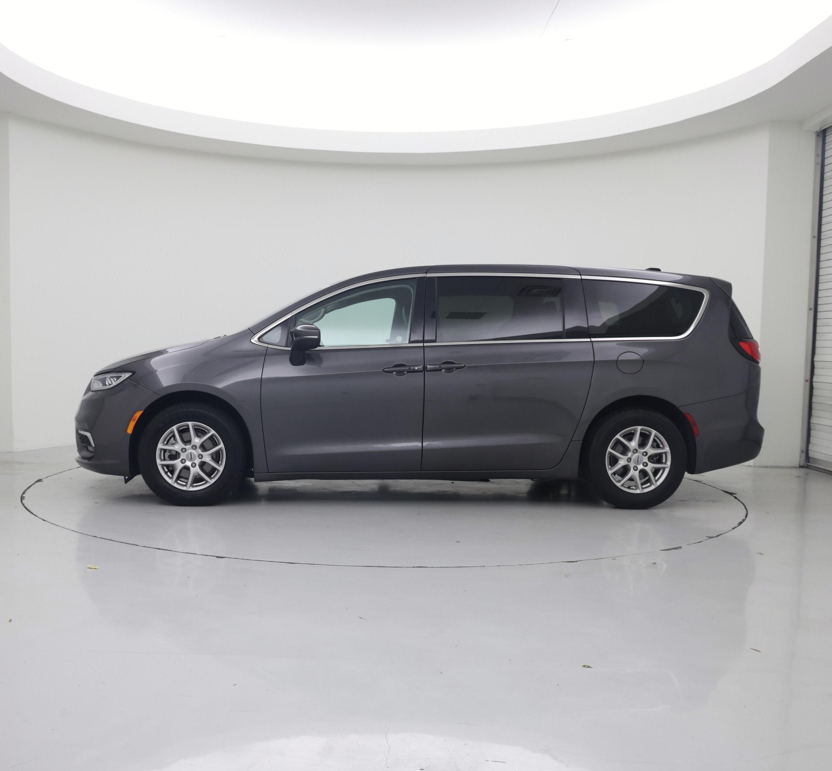 Thumbnail: 2023 Chrysler Pacifica - 3