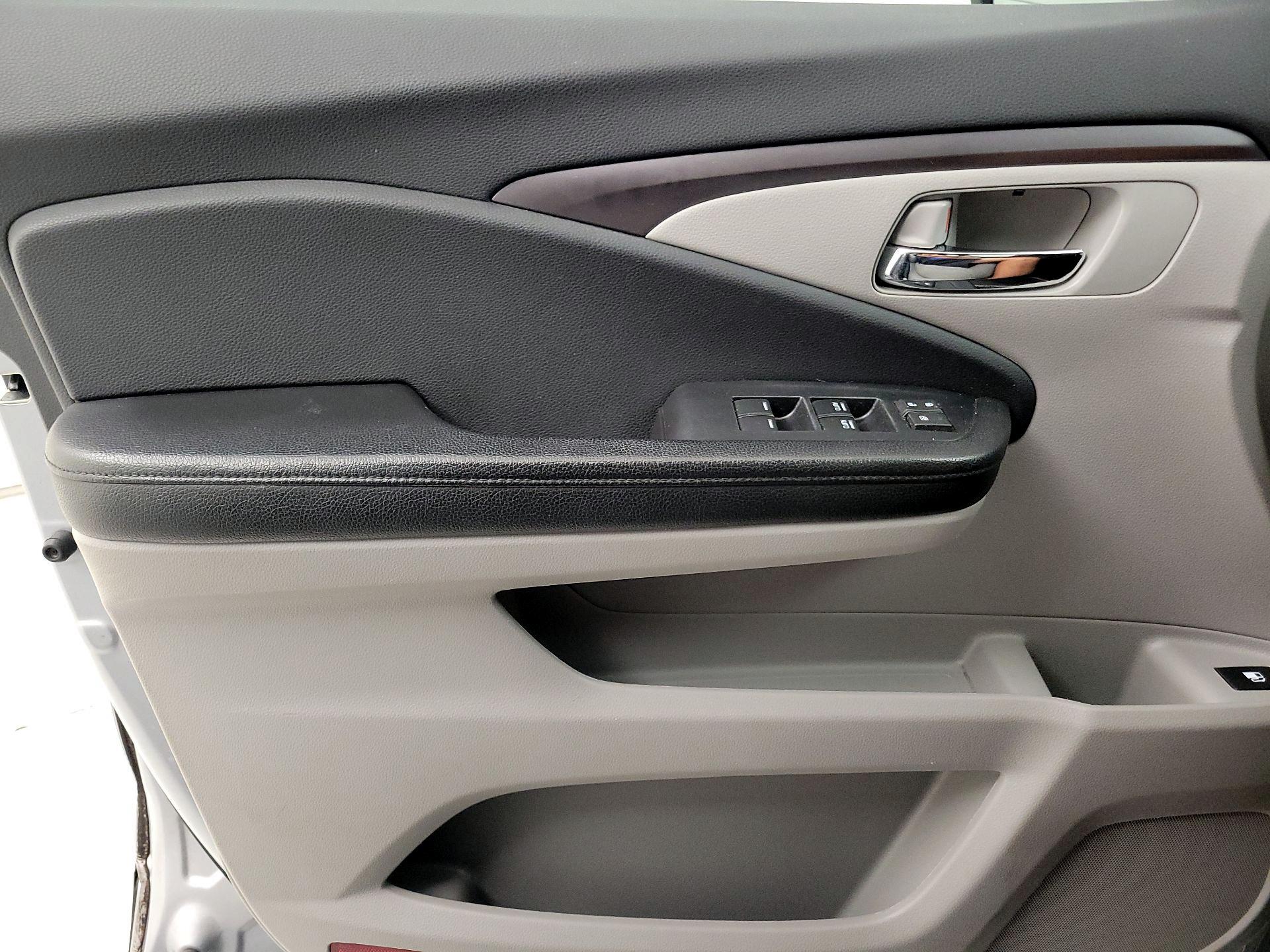 Thumbnail: 2017 Honda Pilot - 12