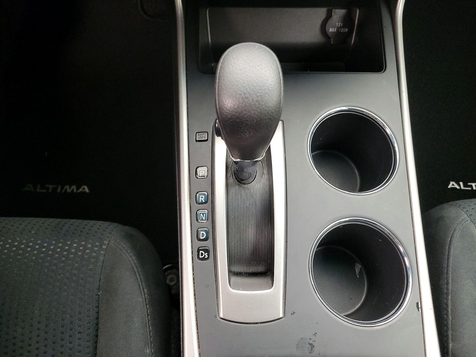 Thumbnail: 2015 Nissan Altima - 16