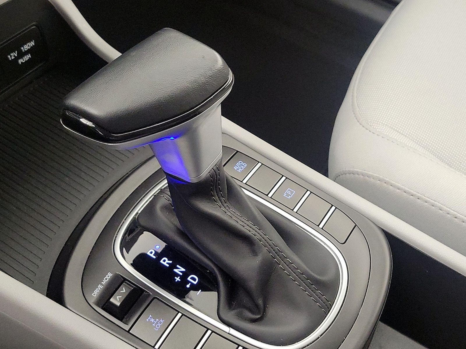 2025 Hyundai Kona SEL - Photo 18