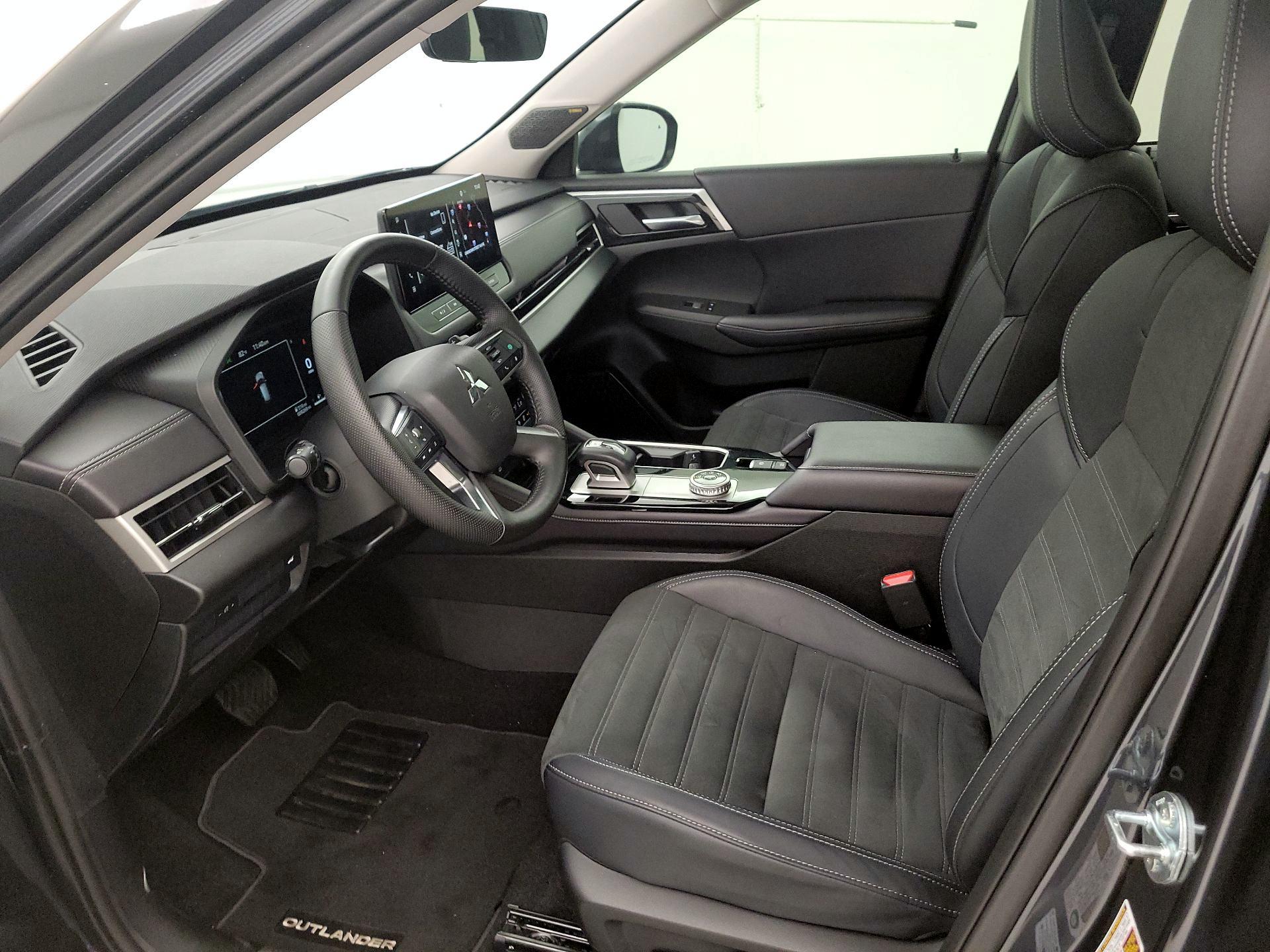 Thumbnail: 2025 Mitsubishi Outlander - 11