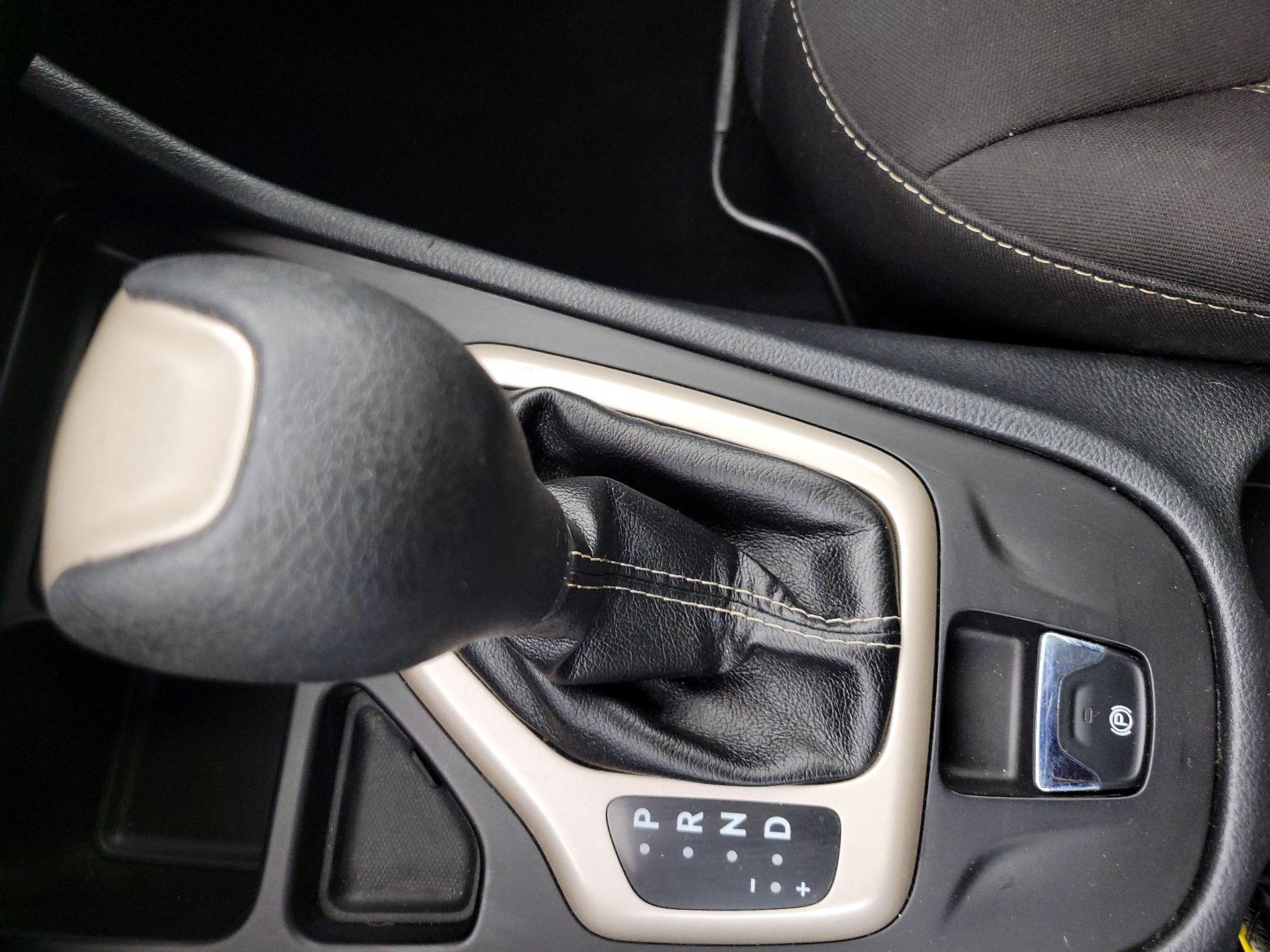 Thumbnail: 2016 Jeep Cherokee - 17