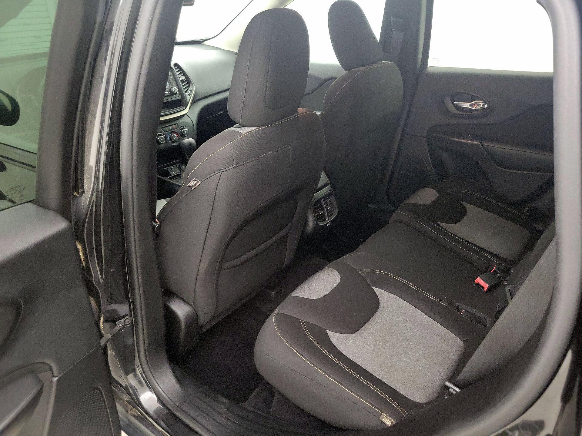 Thumbnail: 2016 Jeep Cherokee - 19