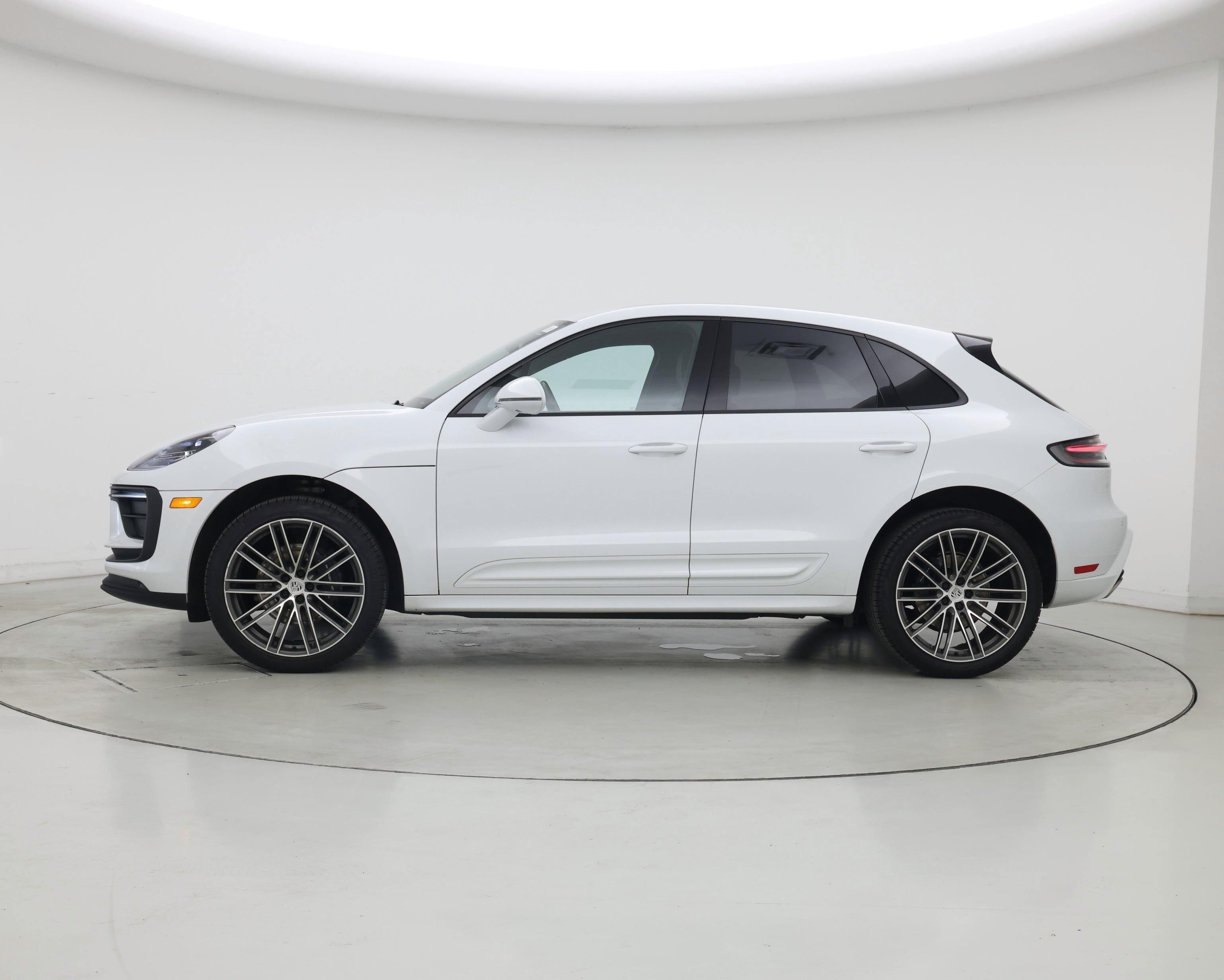 Thumbnail: 2023 Porsche Macan - 3