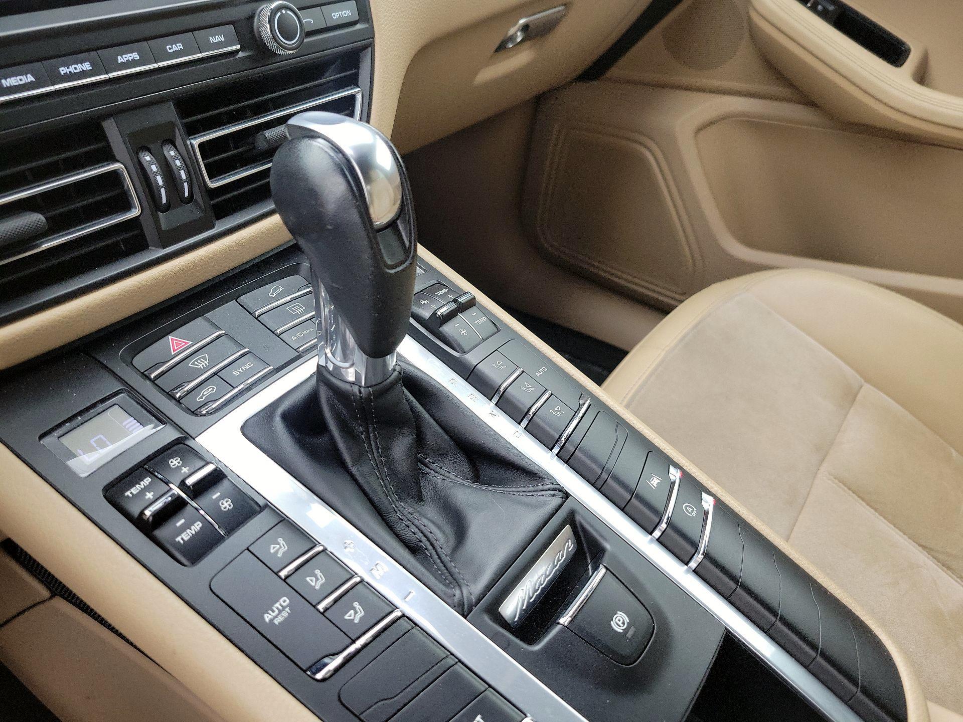 Thumbnail: 2020 Porsche Macan - 18