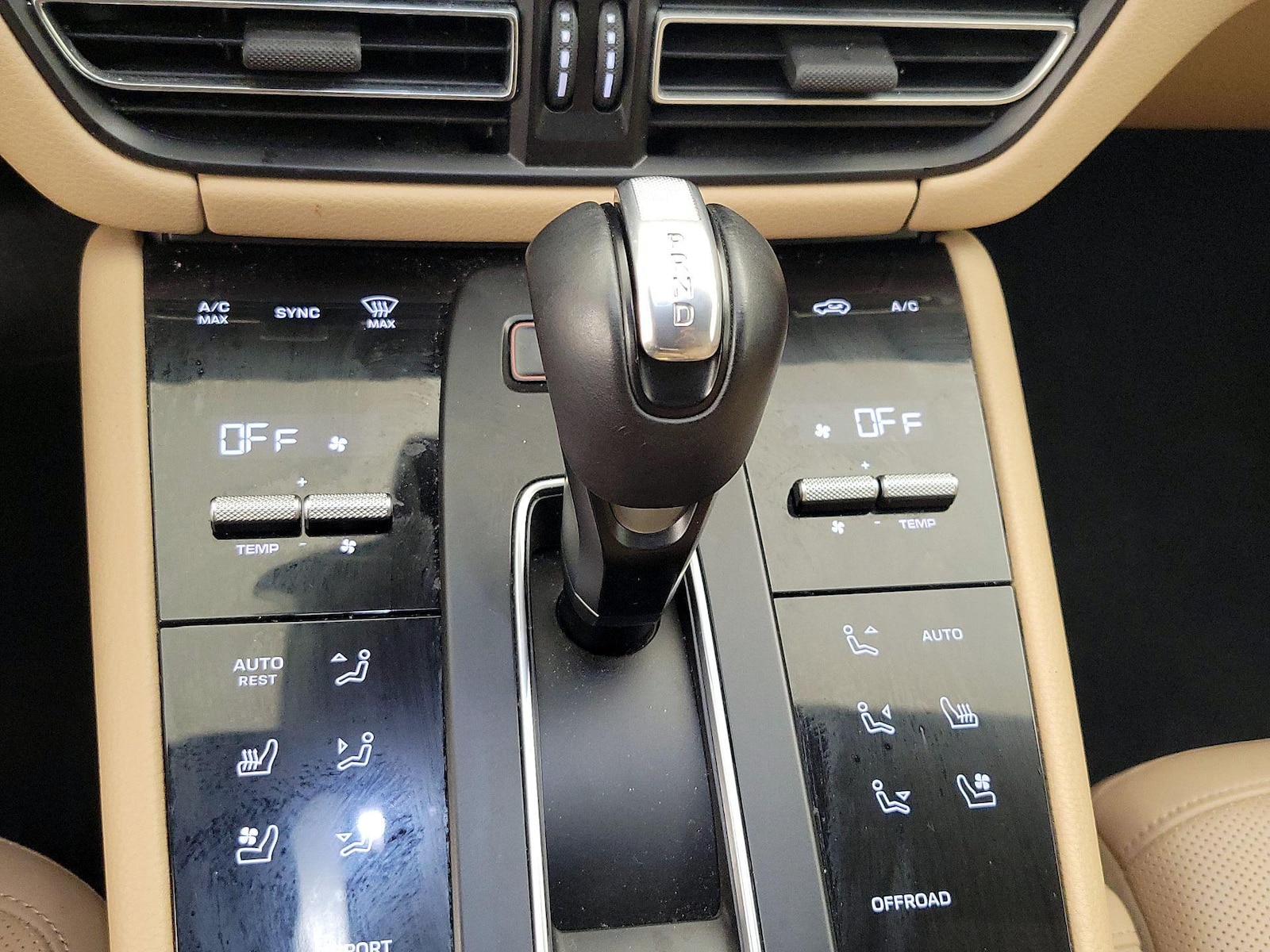 2023 Porsche Macan T - Photo 18