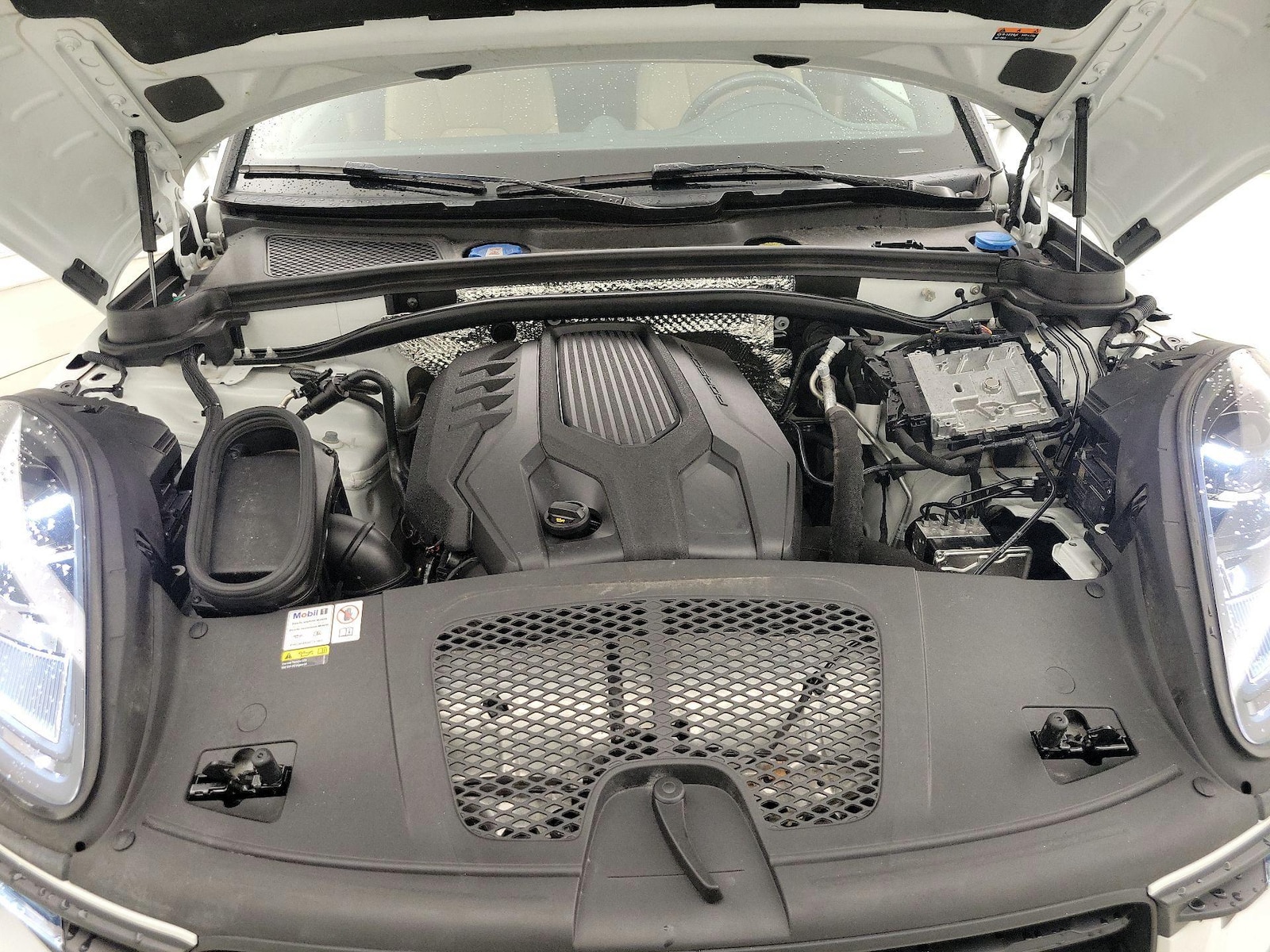 2023 Porsche Macan T - Photo 25