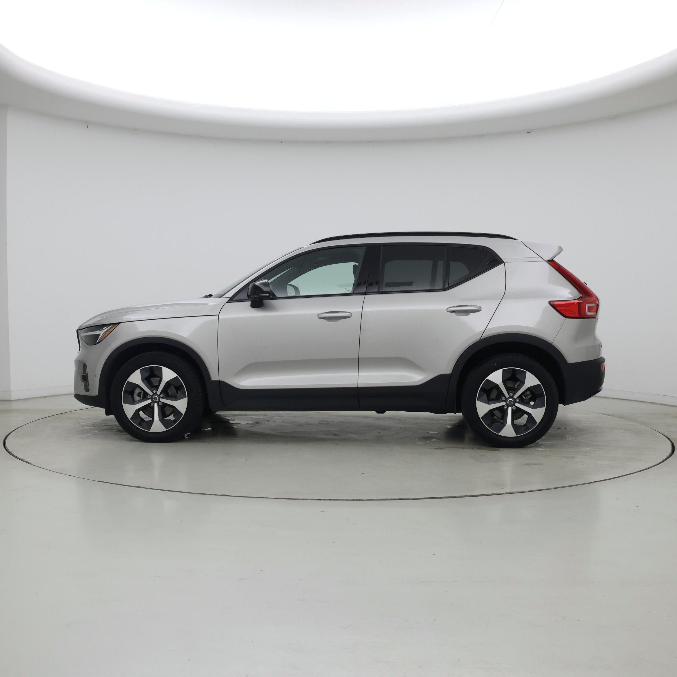 Thumbnail: 2025 Volvo XC40 - 3