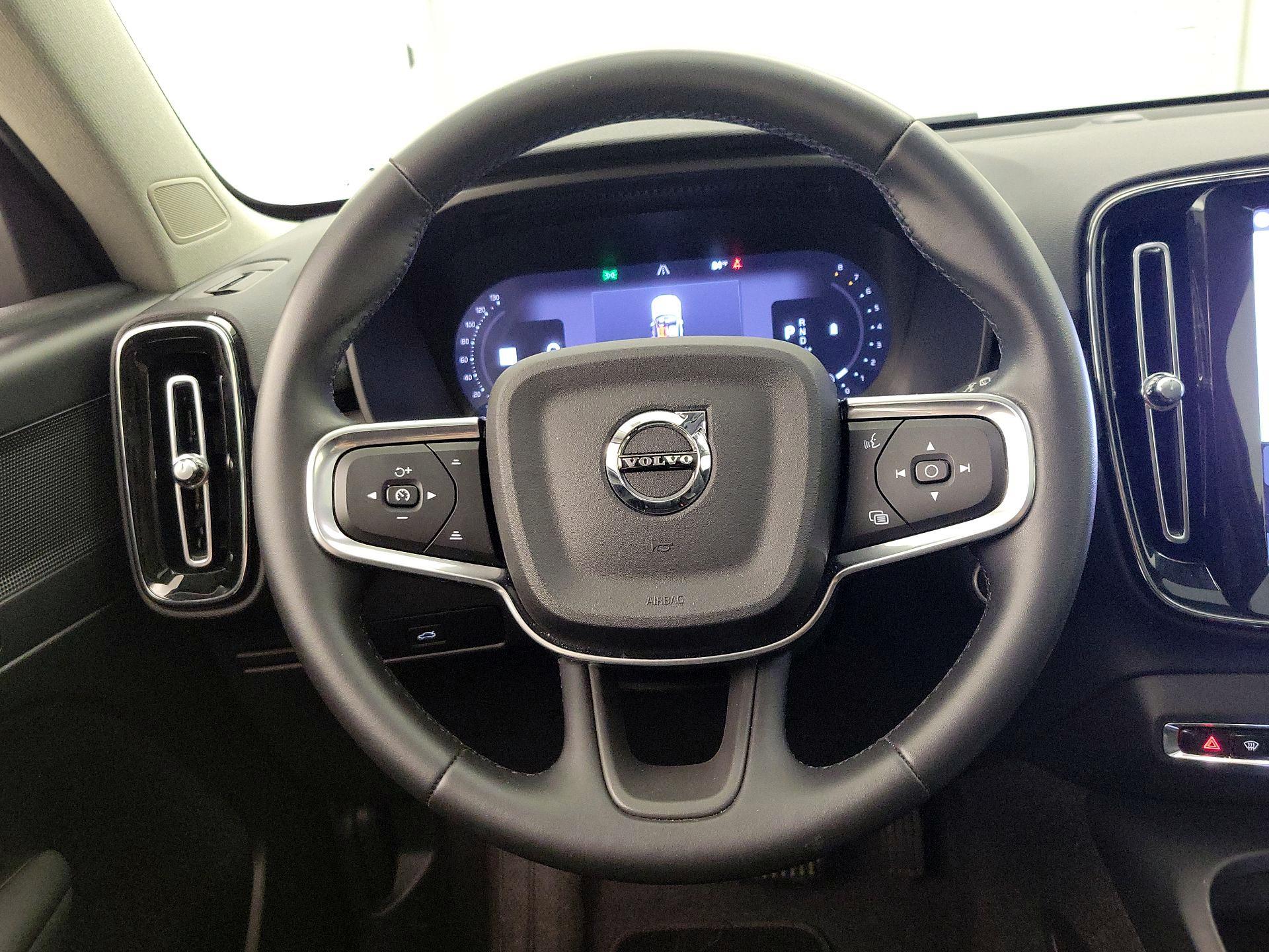 Thumbnail: 2025 Volvo XC40 - 10