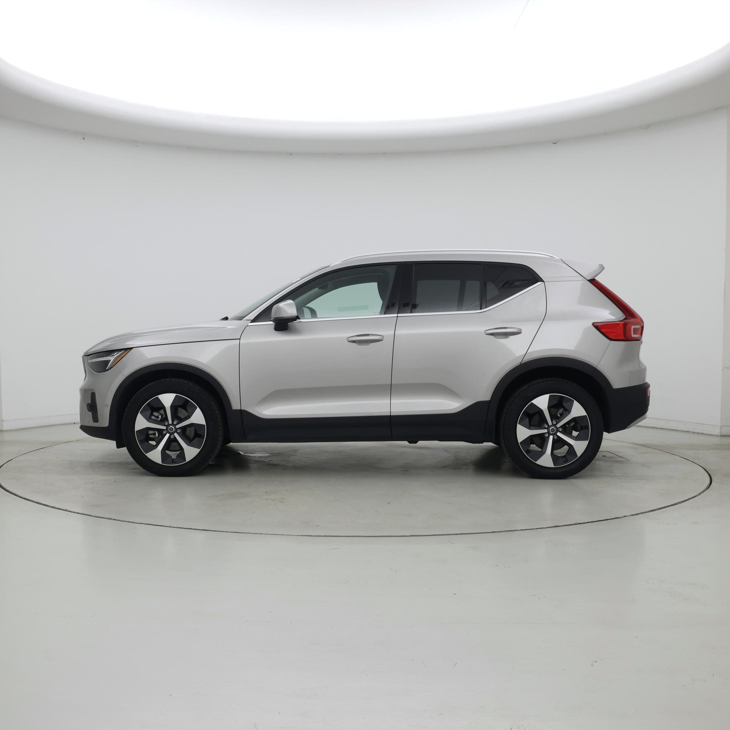 Thumbnail: 2025 Volvo XC40 - 3