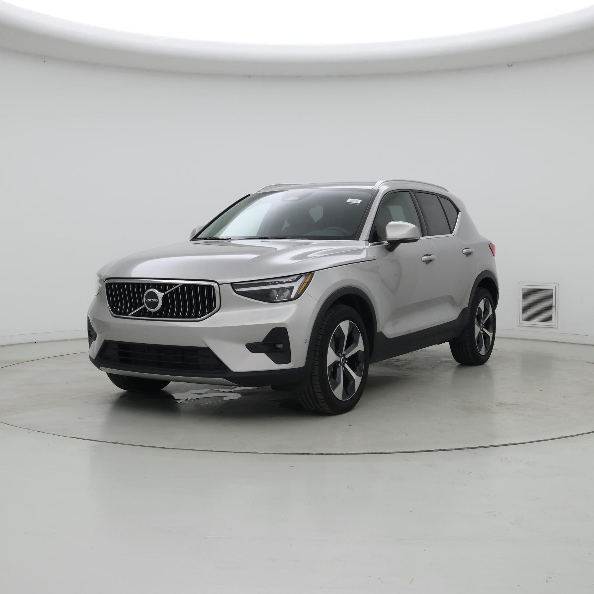 Thumbnail: 2025 Volvo XC40 - 4