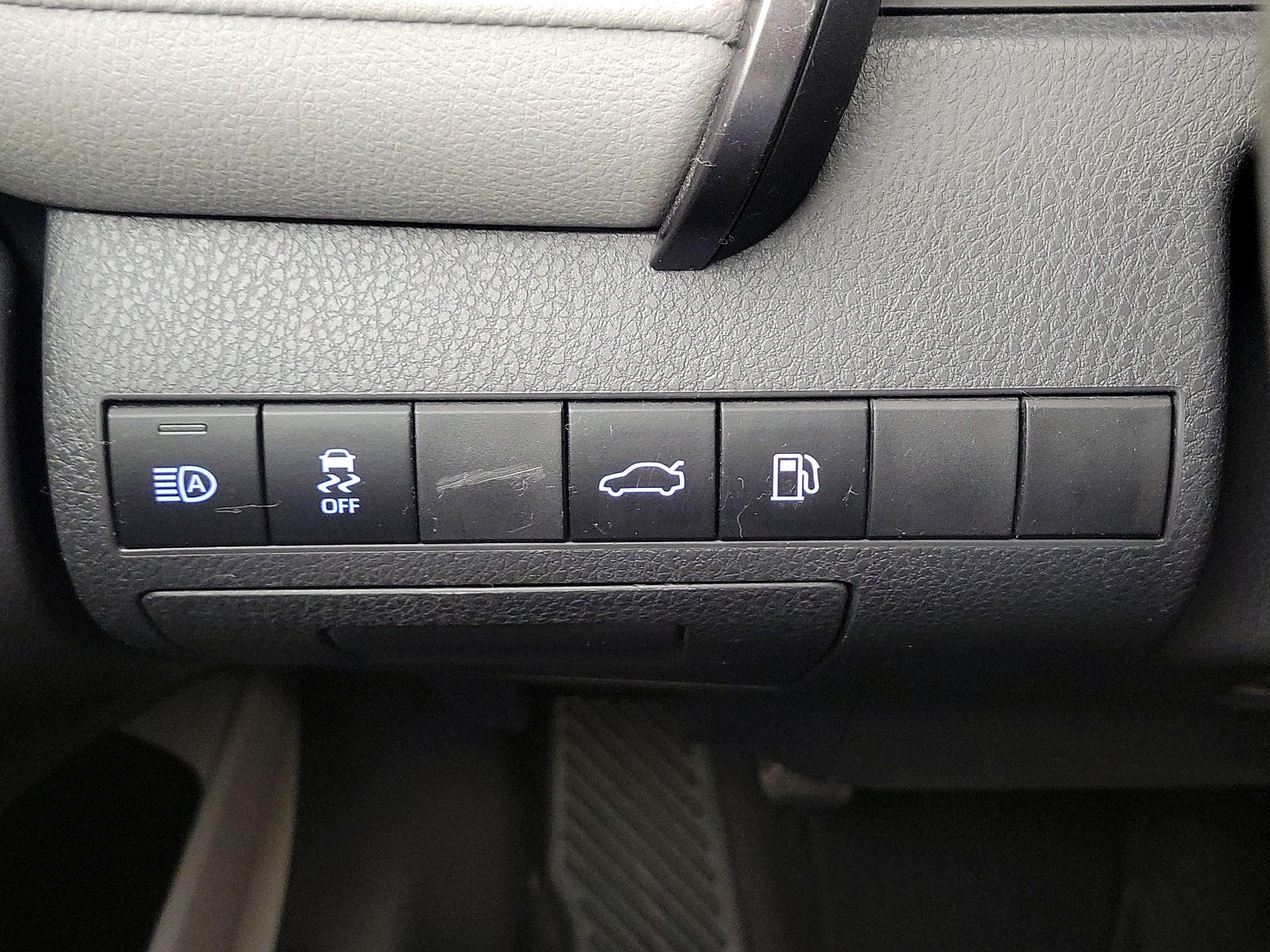 Thumbnail: 2018 Toyota Camry - 13