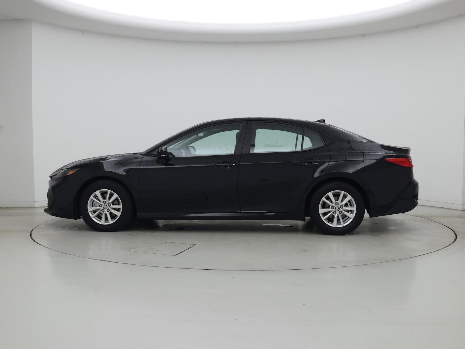 2025 Toyota Camry LE - Photo 4