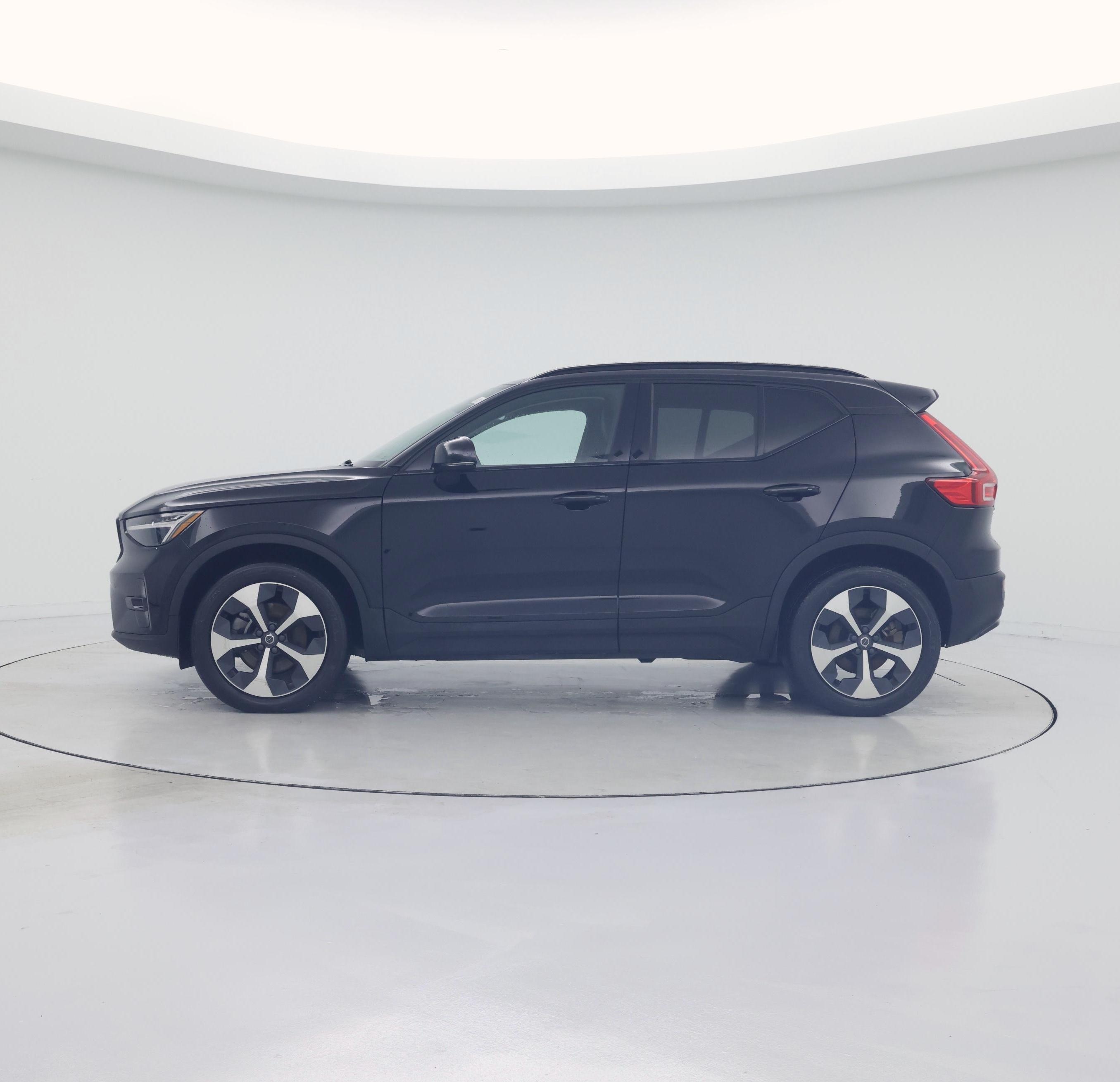 Thumbnail: 2023 Volvo XC40 - 3