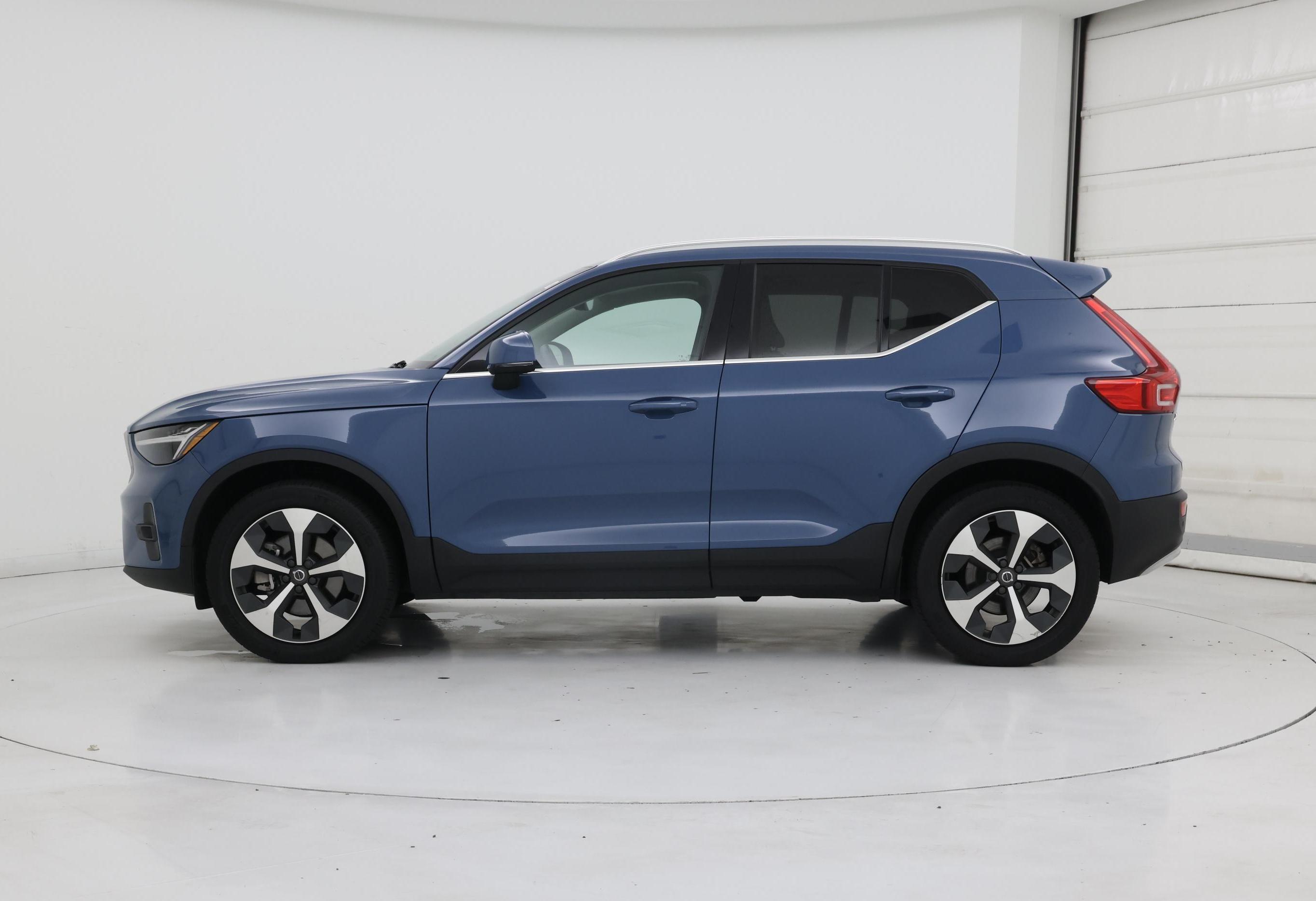 Thumbnail: 2023 Volvo XC40 - 3
