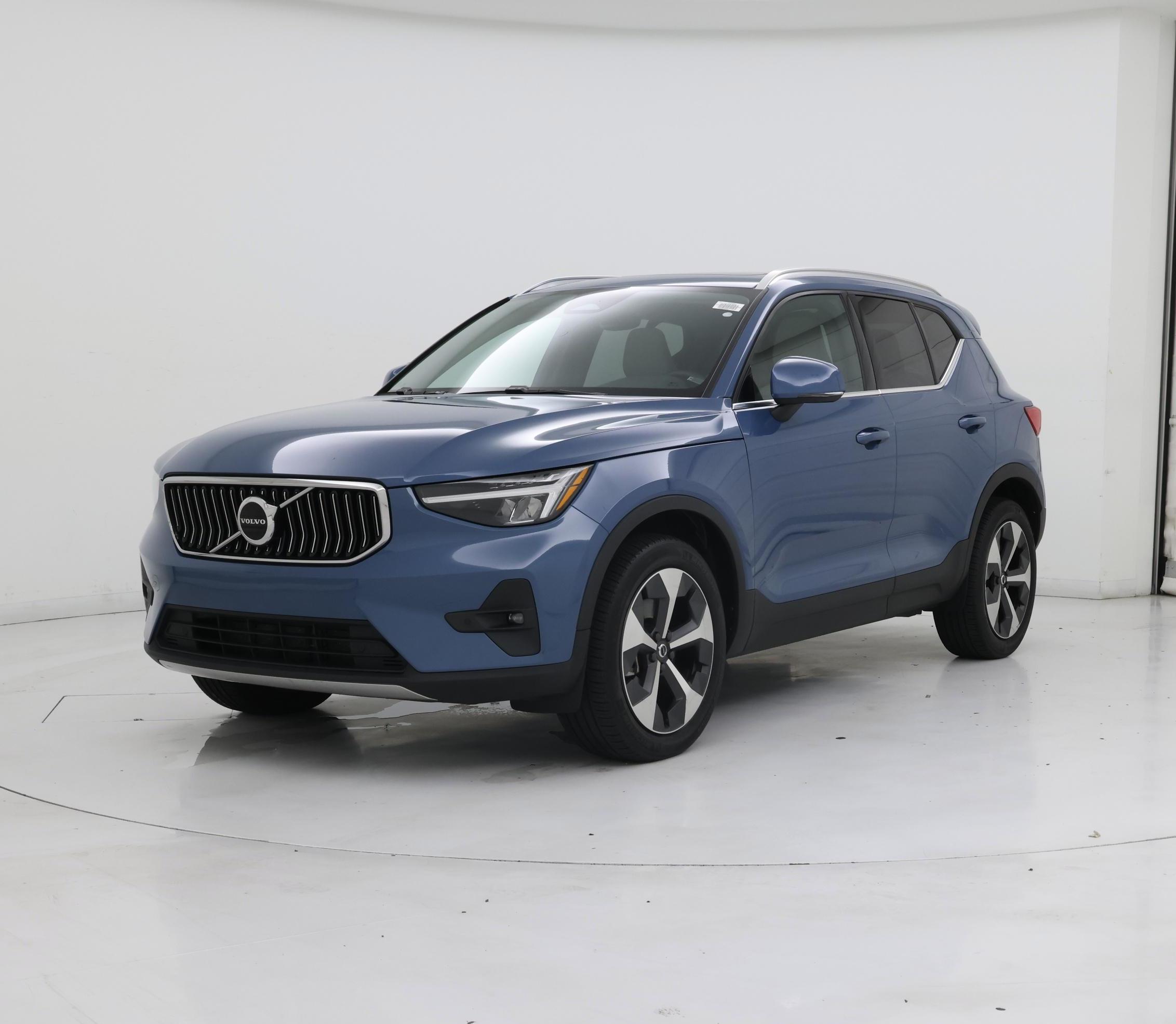 Thumbnail: 2023 Volvo XC40 - 4