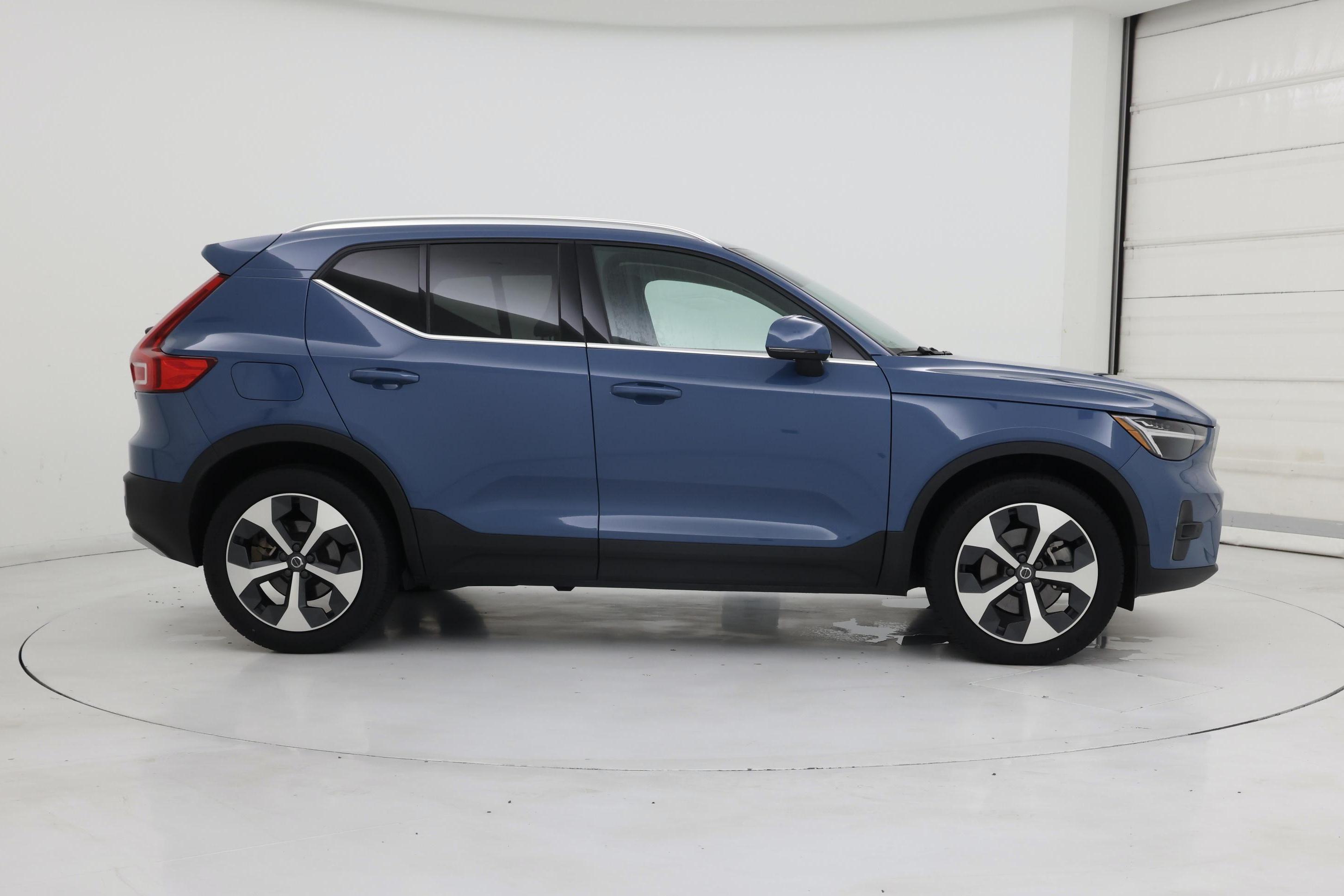 Thumbnail: 2023 Volvo XC40 - 7