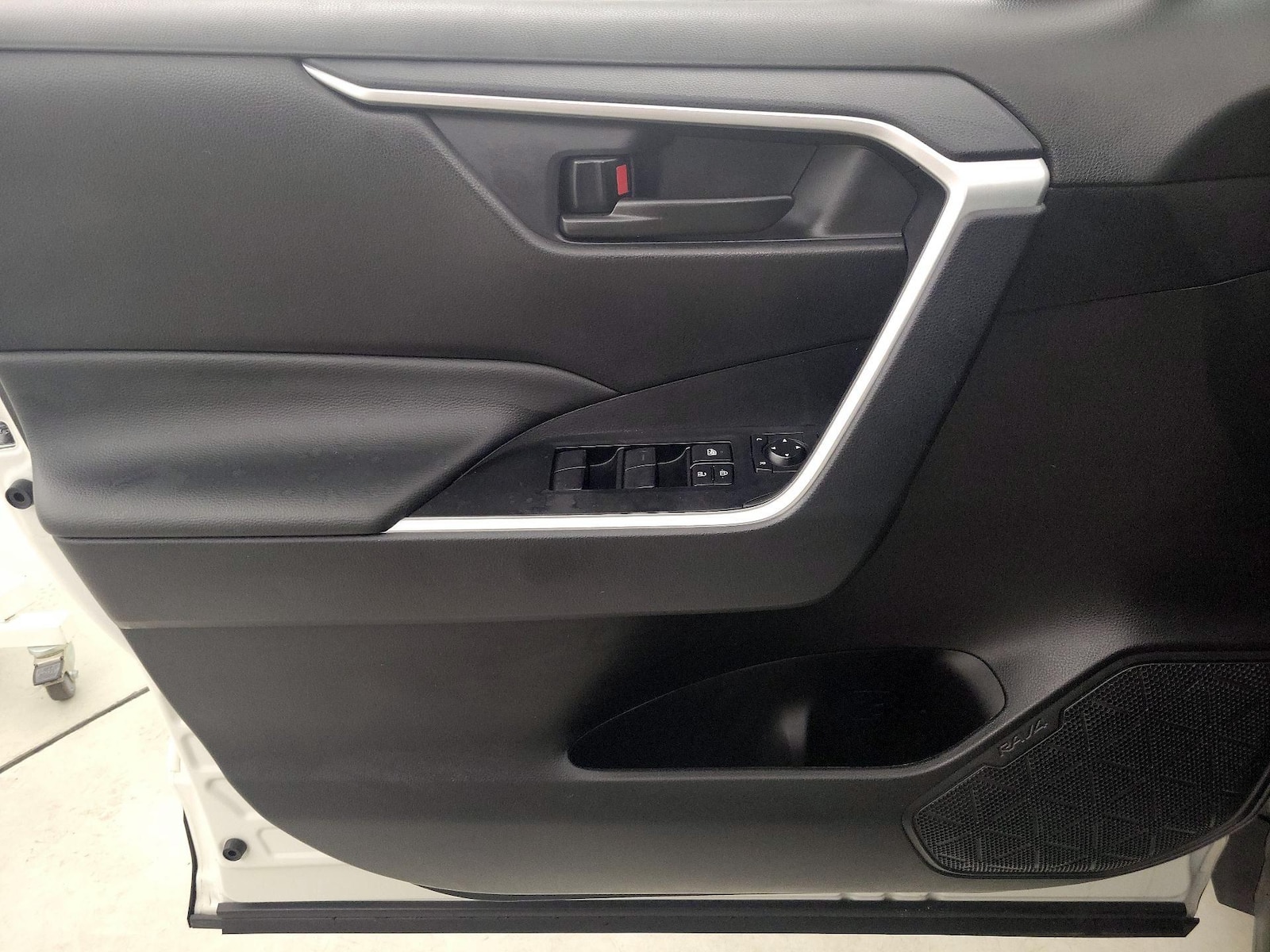 2024 Toyota RAV4 LE - Photo 13